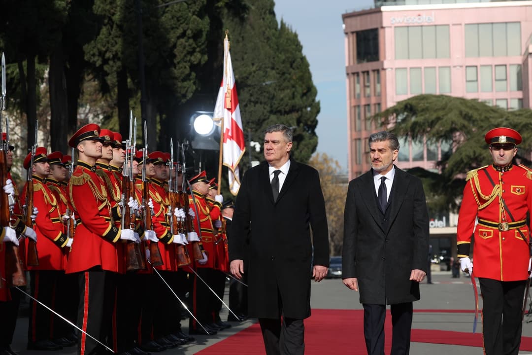 Croatian president welcomed at official ceremony in Tbilisi