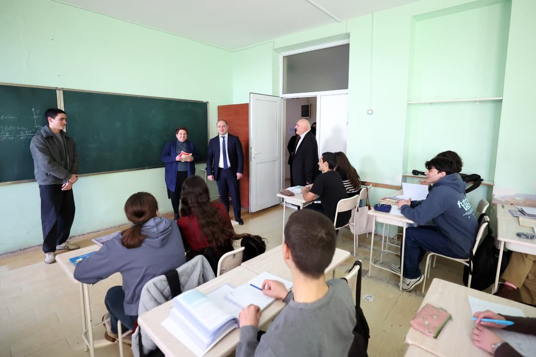 გივი მიქანაძე ვეკუას სახელობის ფიზიკა-მათემატიკის სკოლას ესტუმრა