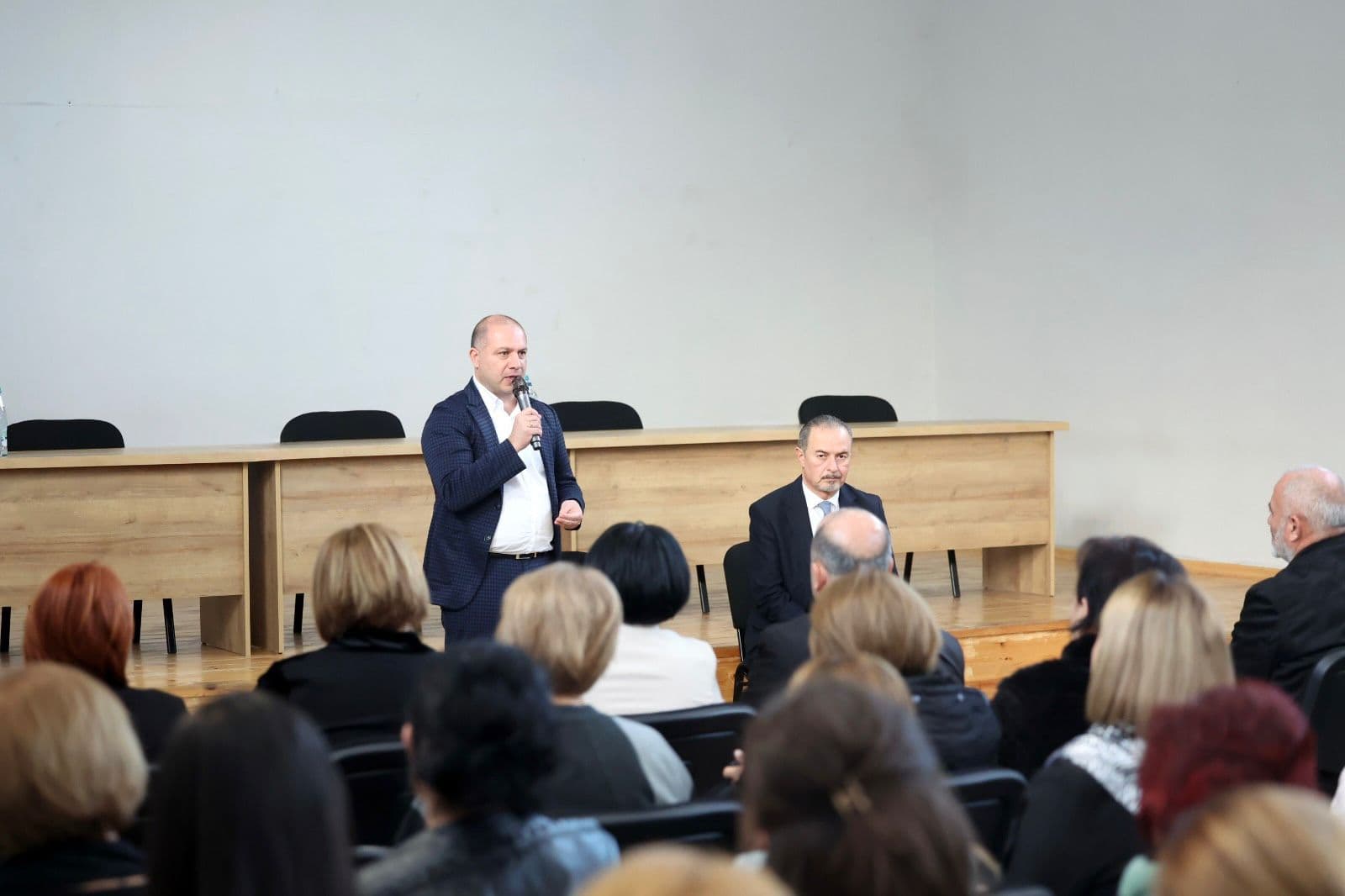 Frontnews image description