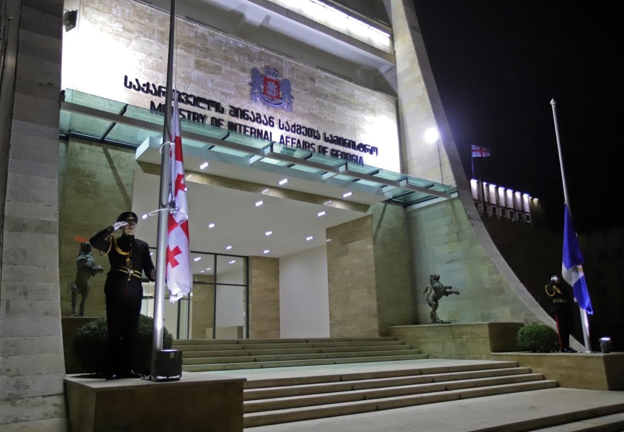 შსს-ს ყველა ადმინისტრაციულ შენობაზე ოკუპაციის წლისთავთან დაკავშირებით, სახელმწიფო დროშები დაშვებულია