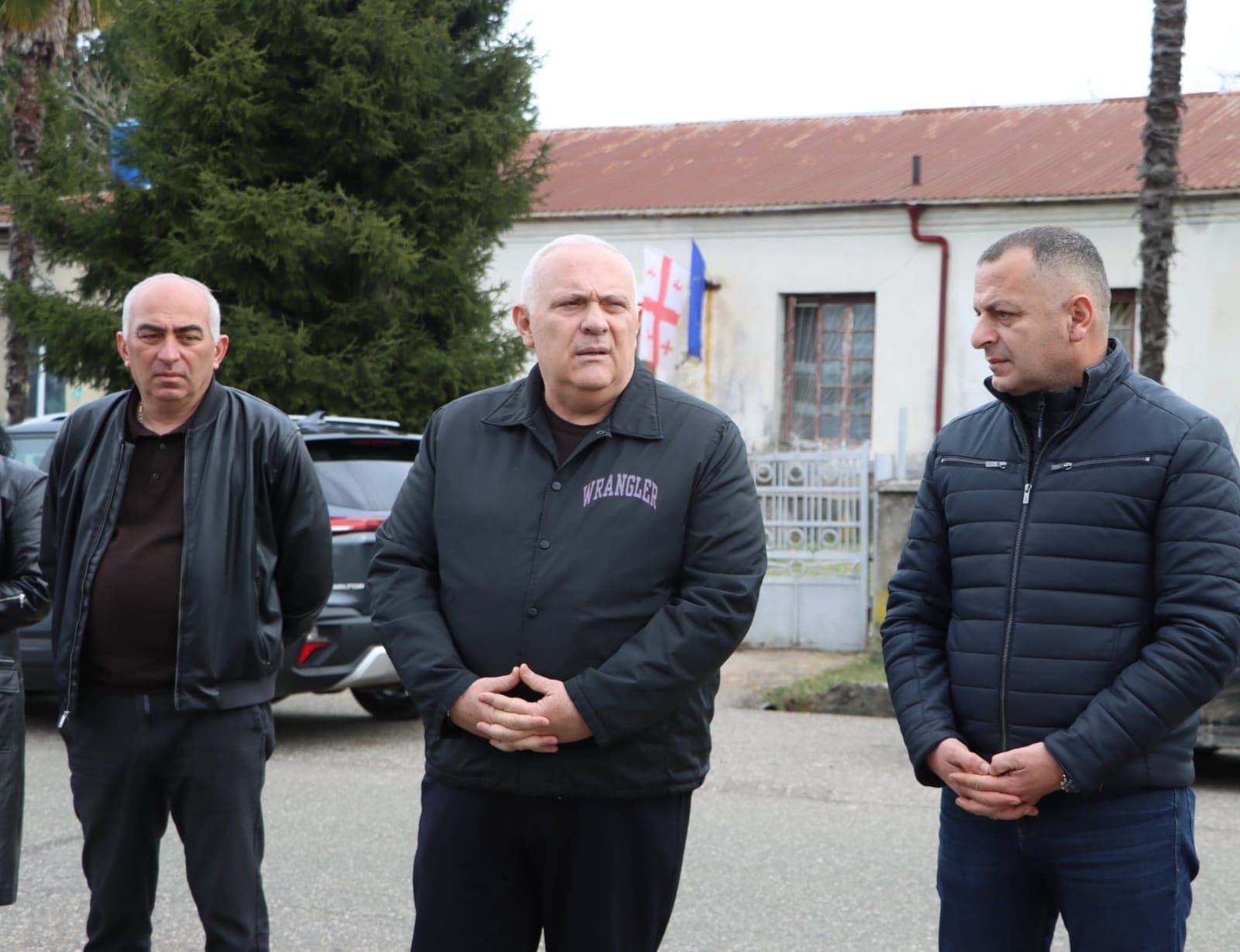 <p style="text-align: justify">წალენჯიხის მუნიციპალიტეტში "სოფლის მხარდაჭერის პროგრამით“ დასაფინანსებელი პროექტების შერჩევის მიზნით დასახლებების საერთო კრებები და მოსახლეობასთან კონსულტაციები გრძელდება.</p><p style="text-align: justify">შეხვედრები დღეს,18 &nbsp;თებერვალს, ნაკიფუს ადმინისტრაციულ ერთეულში გაიმართა.</p><p style="text-align: justify">შეხვედრებს სამეგრელო-ზემო სვანეთის სახელმწიფო რწმუნებული დავით ვერავა, წალენჯიხის მუნიციპალიტეტის მერი გუბა საჯაია, მერის პირველი მოადგილე - ბესიკ ფარცვანია, საკრებულოს თავმჯდომარე ცოტნე შონია, საკრებულოს თავმჯდომარის მოადგილეები &nbsp;გივი კაჭარავა და &nbsp;ბაკურ სონგულია, საკრებულოს წევრები &nbsp;და სხვა შესაბამისი სამსახურების წარმომადგენლები ესწრებოდნენ.</p><p style="text-align: justify">2026 წელს, მუნიციპალიტეტში, "სოფლის მხარდაჭერის პროგრამის“ ფარგლებში, საქართველოს რეგიონებში განსახორციელებელი პროექტების ფონდიდან 644 &nbsp;000 ლარი დაიხარჯება.</p><p style="text-align: justify">მოსახლეობამ ხმათა უმრავლესობით უბნების მიხედვით შიდა-საუბნო გზების მოხრეშვა-მოშანდაკება, გარე-განათებების მოწყობა,წისქვილის რეაბილიტაცია და სანიაღვრე არხების მოწყობა დაასახელა.</p><p style="text-align: justify">შეხვედრაზე ხელმძღვანელმა პირებმა მოსახლეობის მიერ დასმულ შეკითხვებს უპასუხეს &nbsp;და სამომავლო გეგმებზე ისაუბრეს.</p><p style="text-align: justify">მოსახლეობასთან შეხვედრები გაიმართა ასევე მიქავას ადმინისტრაციულ ერთეულში, სადაც პრიორიტეტებად საფეხბურთო მოედნის მოწყობა, სასმელი წყლის ავზის შეძენა, შიდა-საუბნო გზების მოხრეშვა-მოშანდაკება, გარე-განათებების მოწყობა &nbsp;და საბავშვო ბაღისთვის გაზქურის შეძენა დასახელდა.</p><p style="text-align: justify">საკონსულტაციო შეხვედრები 13 თებერვლიდან 27 თებერვლის ჩათვლით მუნიციპალიტეტის ყველა ადმინისტრაციულ ერთეულში გაიმართება, შერჩეული პროექტები კი დასამტკიცებლად საკრებულოს წარედგინება.</p>