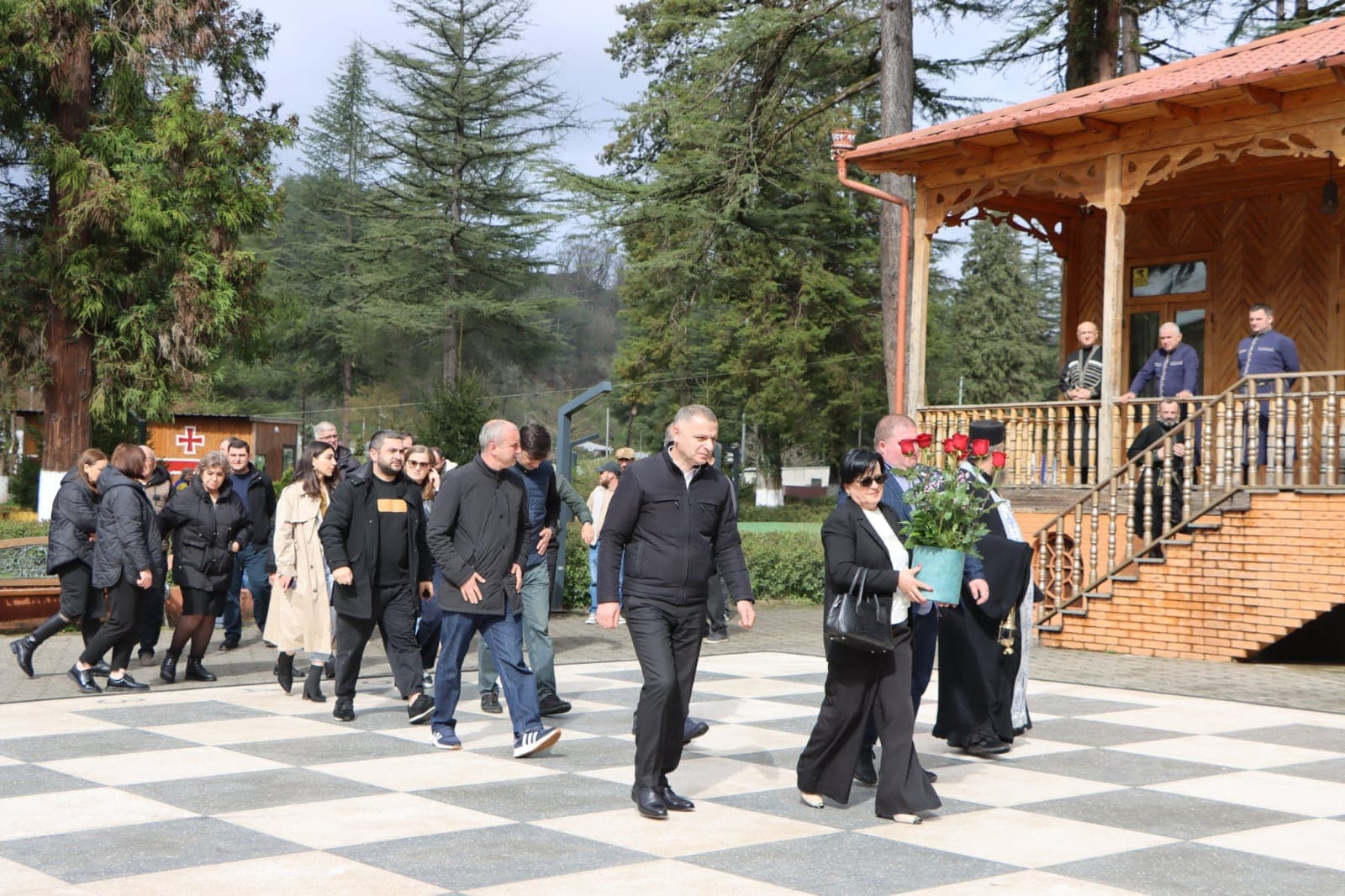 <p style="text-align: justify">31 მარტი საქართველოს დამოუკიდებლობის აღდგენის საკითხებზე ჩატარებული რეფერენდუმისა &nbsp;და საქართველოს პირველი პრეზიდენტის ზვიად გამსახურდიას დაბადების დღეა.</p><p style="text-align: justify">ამ დღესთან დაკავშირებით, წალენჯიხის მუნიციპალიტეტში ზვიად გამსახურდიას ბიუსტი და ზვიადის სახელობის გორა ადგილობრივი ხელისუფლების წარმომადგენლებმა და სხვადასხვა სტრუქტურული ერთეულების ხელმძღვანელებმა ყვავილებით შეამკეს.&nbsp;</p><p style="text-align: justify">ნაგურუს წმინდა გიორგის სახელობის &nbsp;ტაძრის წინამძღვარმა დეკანოზმა ილია სარიამ პირველი პრეზიდენტის სულის მოსახსენებელი პანაშვიდი გადაიხადა.</p><p style="text-align: justify">35 წლის წინ, 1991 წლის 31 მარტს, პირველი პრეზიდენტის ზვიად გამსახურდიას გადაწყვეტილებით, საყოველთაო რეფერენდუმი ჩატარდა.&nbsp;</p><p style="text-align: justify">1991 წლის 9 აპრილს კი საქართველოს რესპუბლიკის უზენაესმა საბჭომ სახელმწიფოებრივი დამოუკიდებლობის აღდგენა გამოაცხადა.</p><p style="text-align: justify">საქართველოს პირველ პრეზიდენტს, მწერალს, მთარგმნელს, დისიდენტს, ფილოლოგიის მეცნიერებათა დოქტორს, საქართველოს ეროვნულ გმირს ზვიად გამსახურდიას დღეს, 87 წელი შეუსრულდებოდა.</p>