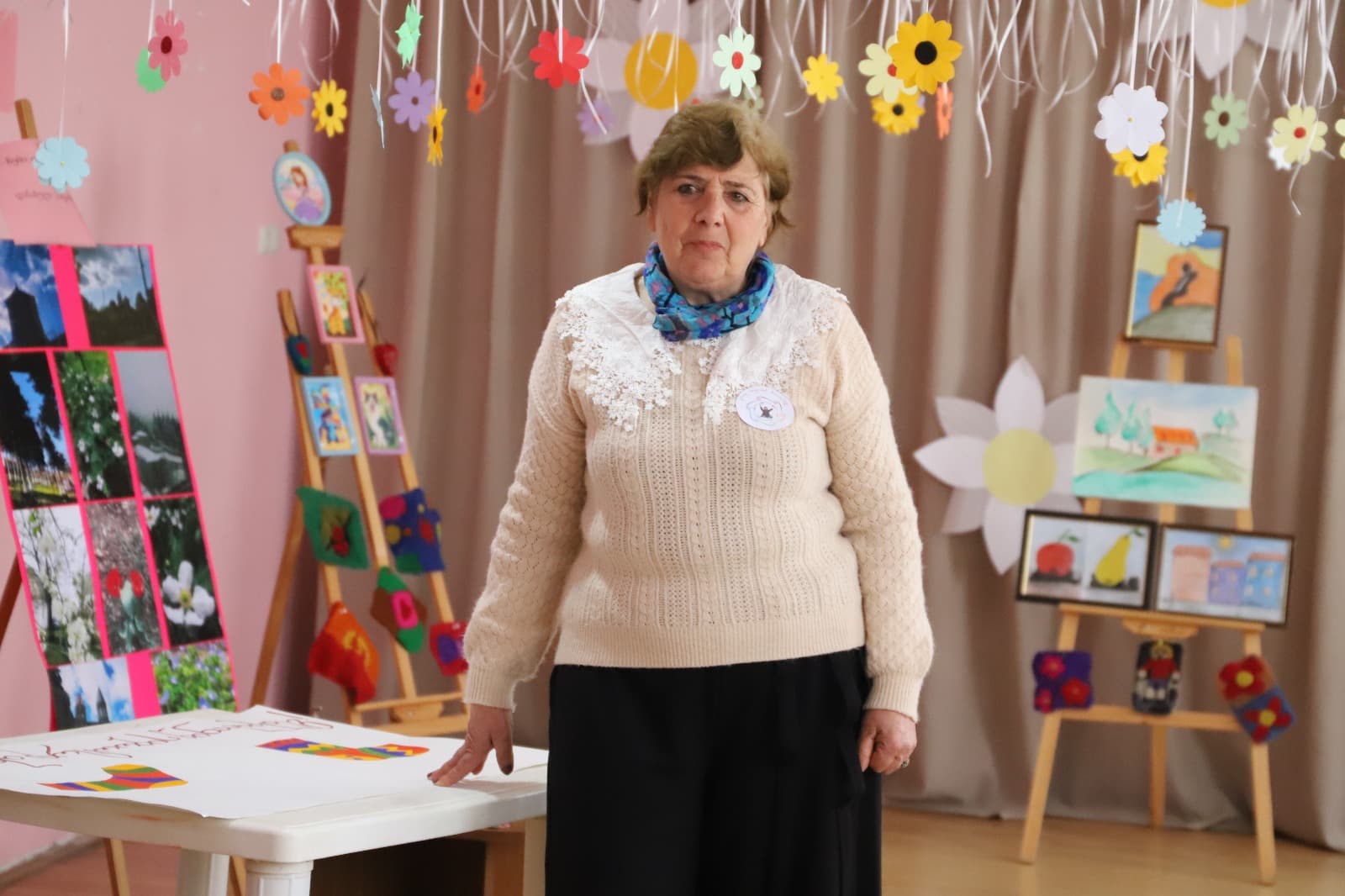 <p style="text-align: justify">თერჯოლის მუნიციპალიტეტის მერის მოადგილე მირზა ქოჩიაშვილი, საკრებულოს თავმჯდომარესთან სოსო ჩაფიჩაძესთან ერთად, მუნიციპალიტეტში არსებულ დღის ცენტრებში: „საპოვნელა“ და „მზის სხივი“ გამართულ ღონისძიებას დაესწრო.</p><p style="text-align: justify">ღონისძიება დაუნის სინდრომის მსოფლიო დღის კვირეულის ფარგლებში, მერიის განათლების,კულტურის,სპორტის და ახალგაზრდულ საქმეთა სამსახურის ორგანიზებით და კერძო სკოლა "მზეკაბანის” მოსწავლეების ჩართულობით ჩატარდა, სლოგანით „ერთად მარტოობის წინააღმდეგ“ .</p><p style="text-align: justify">ღონისძიებაზე გამოფენილი იყო სასწავლო-სარეაბილიტაციო დღის ცენტრების აღსაზრდელთა ნამუშევრები.</p><p style="text-align: justify">თვითმმართველობის ხელმძღვანელმა პირებმა აღნიშნულ დღის ცენტრებს, საწარმო „ბაბალეს“ პროდუქცია გადასცეს საჩუქრად.&nbsp;</p><p style="text-align: justify">ტრადიციულად, დღის ცენტრების ეზოში, აღსაზრდელების მიერ დაირგო ნერგები.</p><p style="text-align: justify">დღის ცენტრებში მოწყობილ ღონისძიებას ადგილობრივი ხელისუფლების წარმომადგენლები დაესწრნენ.</p>