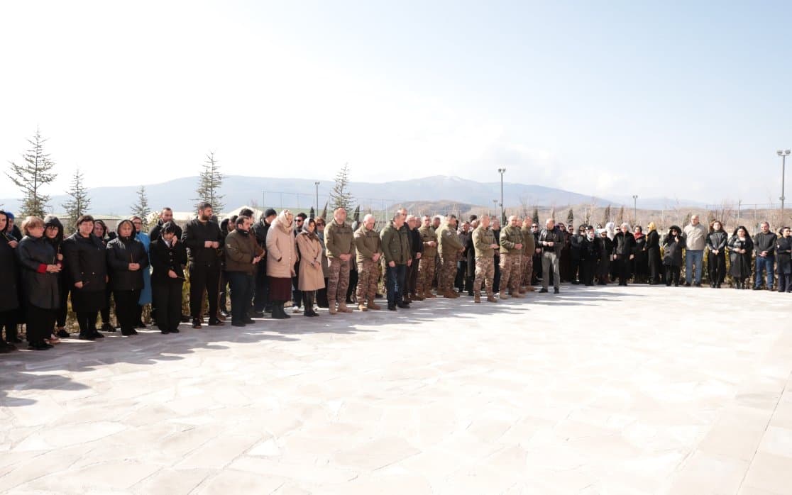 <p style="text-align: justify">დავით აღმაშენებლის სახელობის ეროვნული თავდაცვის აკადემიაში მდებარე წმ. დავით აღმაშენებლის სახელობის ტაძარში აკადემიის კაპელანმა დეკანოზმა გიორგი გაბლიშვილმა სრულიად საქართველოს კათოლიკოს-პატრიარქის სულის მოსახსენებელი პანაშვიდი გადაიხადა, რომელსაც აკადემიის ხელმძღვანელი პირები, პირადი შემადგენლობა და იუნკერ/მსმენელები დაესწრნენ.</p><p style="text-align: justify">"უწმინდესი და უნეტარესი ათწლეულების განმავლობაში წარმოადგენდა ჩვენი ქვეყნის სულიერი სიმტკიცისა და ერთიანობის სიმბოლოს. მისი წვლილი განსაკუთრებულად მნიშვნელოვანია ჩვენი სამშობლოს სულიერი აღორძინების, ეროვნული და სახელმწიფოებრივი თვითმყოფადობის შენარჩუნების საქმეში.</p><p style="text-align: justify">ფასდაუდებელია მისი ღვაწლი ქართული ჯარისა და მხედრობის სულიერი გაძლიერებისა და განმტკიცების საქმეში. იგი ყოველთვის განსაკუთრებული სიყვარულით ლოცავდა სამშობლოს მცველებს და გვასწავლიდა სამშობლოს სიყვარულს, თავდადებასა და ერთგულებას“, - განაცხადა აკადემიის მეთაურმა, ბრიგადის გენერალმა მამია ბალახაძემ.</p>