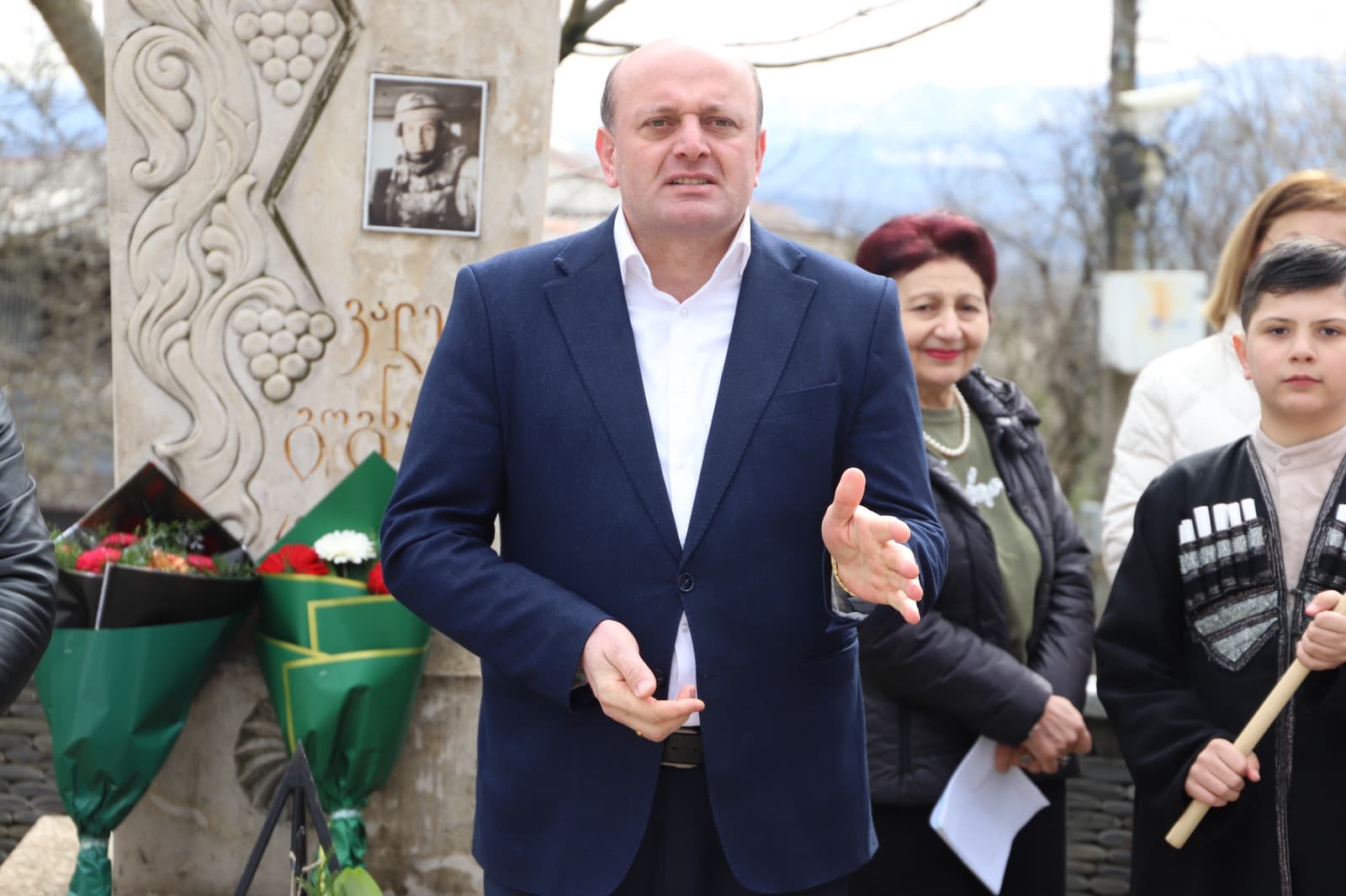 <p style="text-align: justify">6 მარტი აგვისტოს ომის გმირის ვალერი გოგნაძის&nbsp;დაბადების დღეა.</p><p style="text-align: justify">გმირის დაბადების დღესთან დაკავშირებით, სოფელ ღვანკითში არსებული მემორიალი თერჯოლის მუნიციპალიტეტის მერმა მანუჩარ რობაქიძემ და საკრებულოს თავმჯდომარემ სოსო ჩაფიჩაძემ ყვავილებით შეამკეს და პატივი მიაგეს მის ხსოვნას.</p><p style="text-align: justify">მამა ანდრიამ გარდაცვლილი გმირის სულის მოსახსენებელი პანაშვიდი გადაიხადა, ვალერი გოგნაძის მშობლიური სკოლის &nbsp;მეოთხე და მეცხრე კლასელებმა კი ლიტერატურული კომპოზიცია &nbsp;შეასრულეს.&nbsp;</p><p style="text-align: justify">"2008 წელი უმძიმესი წელი იყო საქართველოს უახლეს ისტორიაში, თერჯოლის მუნიციპალიტეტიდან ხუთმა გმირმა შესწირა თავი აგვისტოს ომს, ხუთი ოჯახი შეიმოსა ძაძებით. მთლიანად მუნიციპალიტეტი, სოფელი, სასკოლო საზოგადოება ვალდებულია პატივი მივაგოთ გმირის ხსოვნას და გვქონდეს მაგალითად ვალერი გოგნაძის გმირობა, მისი მაგალითზე უნდა იცოდეს ახალგაზრდა თაობამ, სად უნდა იდგეს ქვეყნის თავისუფლების &nbsp;სადარაჯოზე", - განაცხადა მანუჩარ რობაქიძემ.</p><p style="text-align: justify">ვალერი გოგნაძის ხსოვნის უკვდავსაყოფად ღონისძიება მერიის განათლების, კულტურის, სპორტის და ახალგაზრდულ საქმეთა სამსახურმა მოაწყო. აღნიშნულ ღონისძიებას მერის მოადგილეები: ზვიად ბაზაძე და მირზა ქოჩიაშვილი, საკრებულოს და მერიის შესაბამისი სამსახურის წარმომადგენლები, ვეტერანთა სახელმწიფო სამსახურის ხელმძღვანელი და მოქალაქეები დაესწრნენ.</p><p style="text-align: justify">ვალერი გოგნაძე 1978 წლის 6 მარტს &nbsp;თერჯოლის რაიონის სოფელ ღვანკითში დაიბადა. უმცროსი სერჟანტი ვალერი გოგნაძე &nbsp;დაჯილდოებულია ვახტანგ გორგასლის III ხარისხის ორდენით.</p><p style="text-align: justify">დაიღუპა 2008 წლის 11 აგვისტოს. დაკრძალულია მუხათგვერდის ძმათა სასაფლაოზე.</p><p style="text-align: justify">აგვისტოს ომის გმირის სახელის უკვდავსაყოფად სოფელ ღვანკითში არის მისი სახელობის სკვერი და ქუჩა.</p>