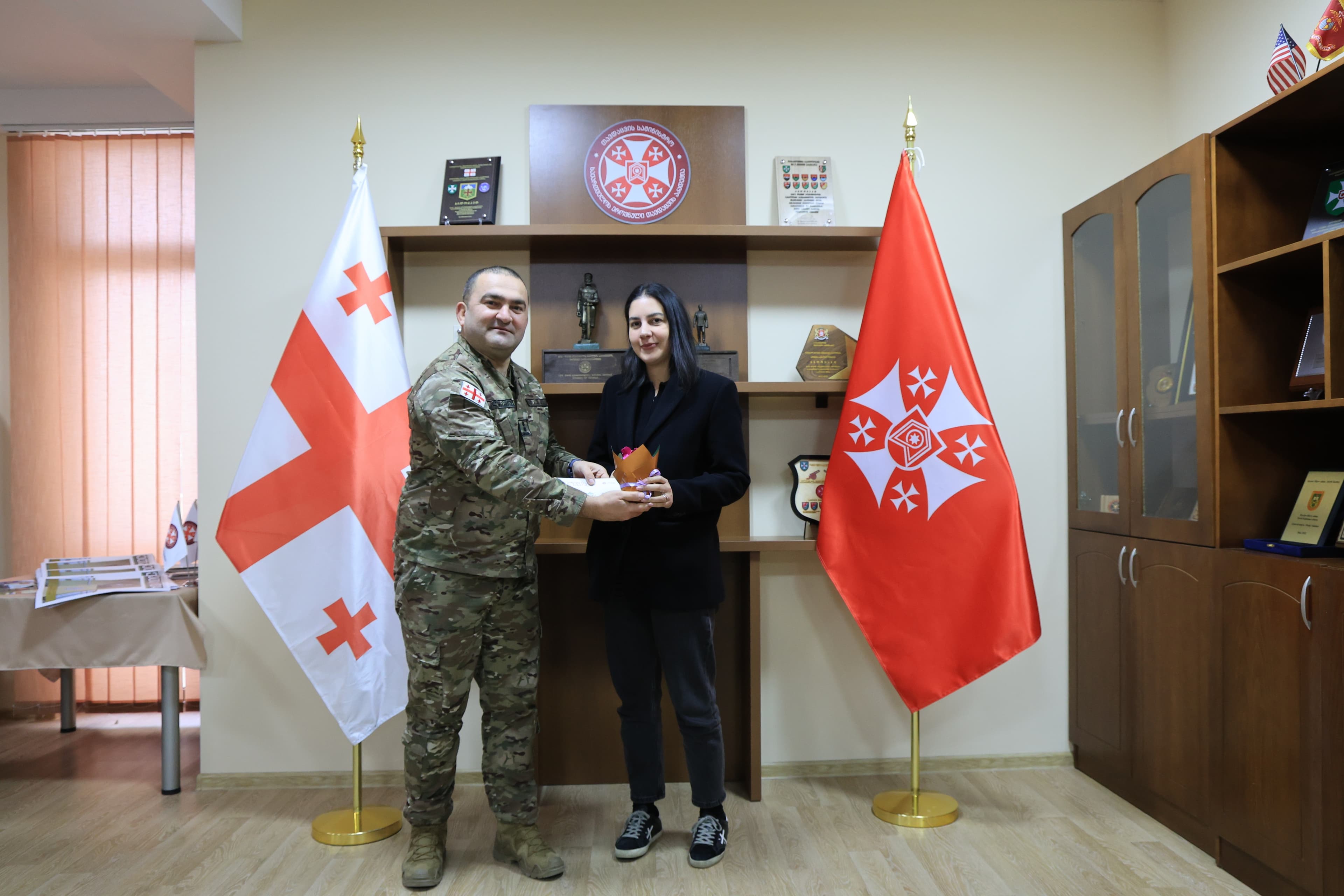 <p style="text-align: justify">ეროვნული თავდაცვის აკადემიაში დედის დღისა და ქალთა საერთაშორისო დღისადმი მიძღვნილი ღონისძიება გაიმართა.</p><p style="text-align: justify">აკადემიის მმართველმა რგოლმა, სტრუქტურული ერთეულების ხელმძღვანელ პირებთან ერთად, ქალთა პერსონალს, იუნკერებს და მსმენელ გოგონებს დღესასწაულები მიულოცეს.</p><p style="text-align: justify">მილოცვის შემდეგ დამსწრე ქალბატონებს ყვავილების თაიგულები და მისალოცი ბარათები გადაეცათ.</p>