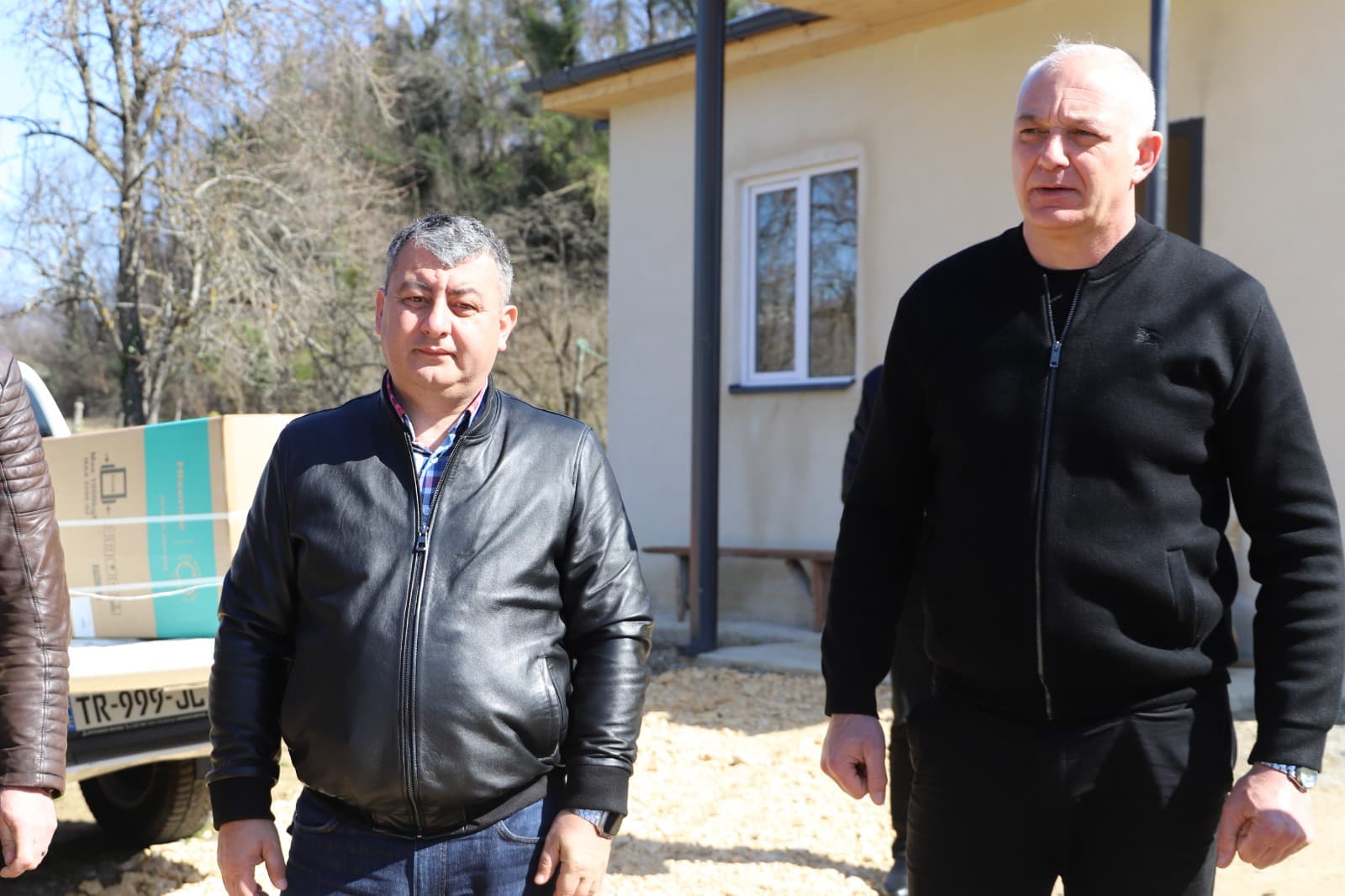 <p style="text-align: justify">თერჯოლის მუნიციპალიტეტის მერმა სოციალურად დაუცველ &nbsp;და მრავალშვილიან ოჯახებს საყოფაცხოვრებო ნივთები გადასცა.</p><p style="text-align: justify">მანუჩარ რობაქიძემ სოციალური დახმარების ბენეფიციარი ოჯახები საკრებულოს თავმჯდომარე სოსო ჩაფიჩაძესთან ერთად მოინახულა.</p><p style="text-align: justify">მიმდინარე წლის პირველი სოციალური აქცია, რომლის ბიუჯეტიც 4000 ლარზე მეტია, მერიის ბავშვთა დაცვისა და მხარდაჭერის განყოფილების ორგანიზებით განხორციელდა.&nbsp;</p><p style="text-align: justify">თერჯოლის მერის ინიციატივით, მსგავსი ტიპის აქციები ბავშვიანი ოჯახების მხარდაჭერის პროგრამის ფარგლებში ინტენსიურად ეწყობა და მოქალაქეების საცხოვრებელი პირობების გაუმჯობესებას ისახავს მიზნად.</p><p style="text-align: justify">მუნიციპალიტეტში აღნიშნული პროგრამა უკვე მეოთხე წელია, მოქმედებს და ამ დრომდე დახმარება 90-მდე ოჯახმა მიიღო.</p>