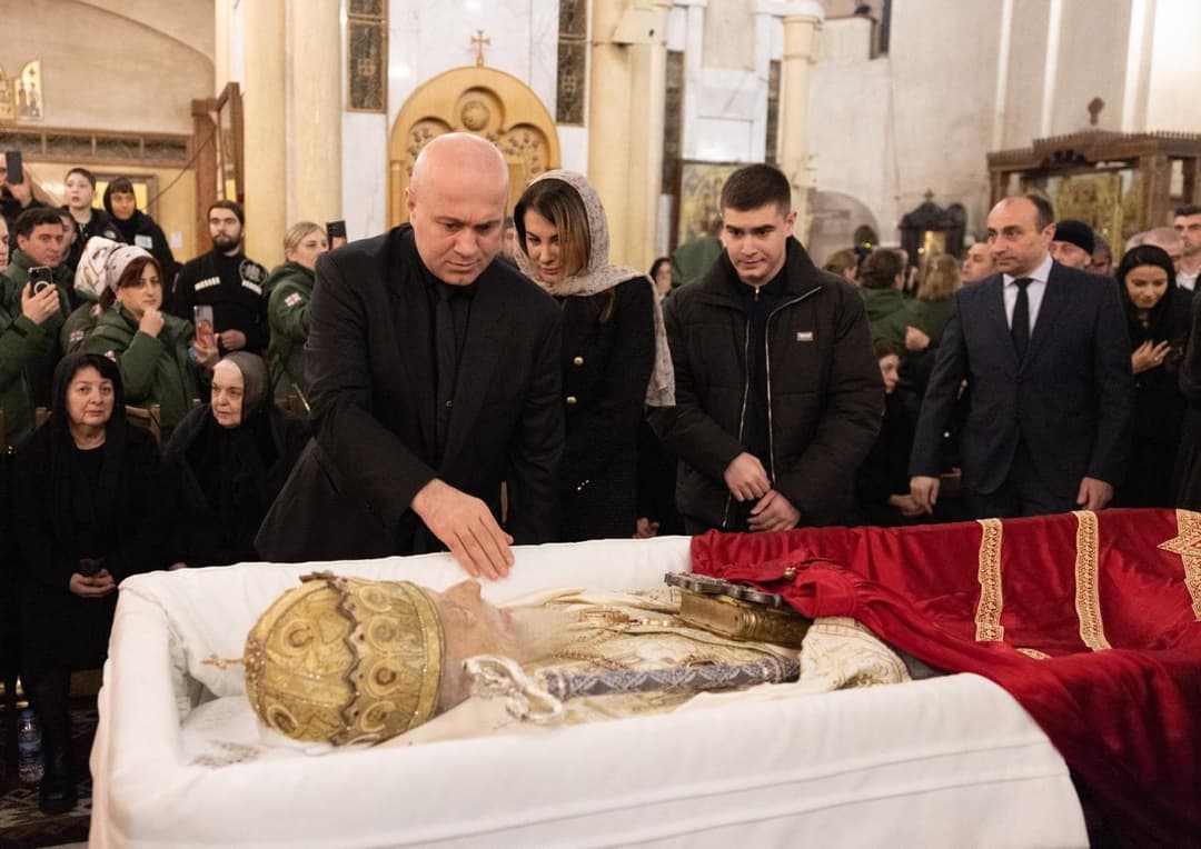 სულხან თამაზაშვილი აჭარის მთავრობის, უმაღლესი საბჭოს წევრებთან და მუნიციპალიტეტის მერებთან ერთად პატრიარქის პანაშვიდზე იმყოფებოდა