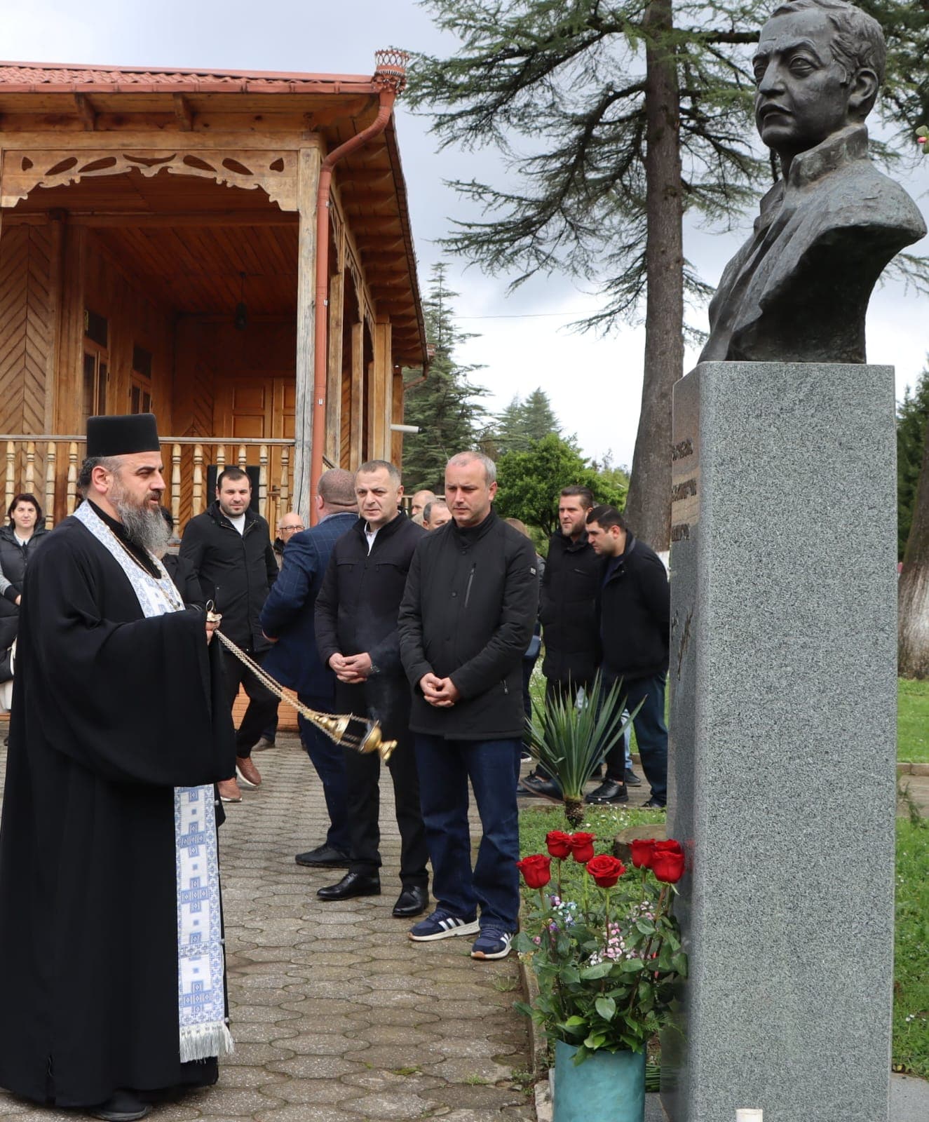 <p style="text-align: justify">31 მარტი საქართველოს დამოუკიდებლობის აღდგენის საკითხებზე ჩატარებული რეფერენდუმისა &nbsp;და საქართველოს პირველი პრეზიდენტის ზვიად გამსახურდიას დაბადების დღეა.</p><p style="text-align: justify">ამ დღესთან დაკავშირებით, წალენჯიხის მუნიციპალიტეტში ზვიად გამსახურდიას ბიუსტი და ზვიადის სახელობის გორა ადგილობრივი ხელისუფლების წარმომადგენლებმა და სხვადასხვა სტრუქტურული ერთეულების ხელმძღვანელებმა ყვავილებით შეამკეს.&nbsp;</p><p style="text-align: justify">ნაგურუს წმინდა გიორგის სახელობის &nbsp;ტაძრის წინამძღვარმა დეკანოზმა ილია სარიამ პირველი პრეზიდენტის სულის მოსახსენებელი პანაშვიდი გადაიხადა.</p><p style="text-align: justify">35 წლის წინ, 1991 წლის 31 მარტს, პირველი პრეზიდენტის ზვიად გამსახურდიას გადაწყვეტილებით, საყოველთაო რეფერენდუმი ჩატარდა.&nbsp;</p><p style="text-align: justify">1991 წლის 9 აპრილს კი საქართველოს რესპუბლიკის უზენაესმა საბჭომ სახელმწიფოებრივი დამოუკიდებლობის აღდგენა გამოაცხადა.</p><p style="text-align: justify">საქართველოს პირველ პრეზიდენტს, მწერალს, მთარგმნელს, დისიდენტს, ფილოლოგიის მეცნიერებათა დოქტორს, საქართველოს ეროვნულ გმირს ზვიად გამსახურდიას დღეს, 87 წელი შეუსრულდებოდა.</p>