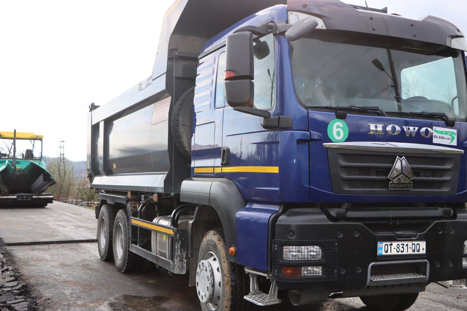 <p style="text-align: justify">ქალაქ ჯვარში, წერეთლის ქუჩაზე, გზის სარეაბილიტაციო სამუშაოები დასრულების ეტაპზეა. მუნიციპალიტეტის მერიის ინფორმაციით, პროექტის ფარგლებში, ასფალტის საფარის დაგებასთან ერთად მოეწყო სანიაღვრე არხები, ხიდ-ბოგირები და მილ-ხიდები.</p><p style="text-align: justify">მიმდინარე სამუშაოებს წალენჯიხის მუნიციპალიტეტის მერი გუბა საჯაია, საკრებულოს თავმჯდომარის მოადგილე დარეჯან დადიანთან, მერის პირველ მოადგილესთან ბესიკ ფარცვანიასთან და სხვა სტრუქტურული ერთეულების ხელმძღვანელ პირებთან &nbsp;ერთად გაეცნო.</p><p style="text-align: justify">სამუშაოები საქართველოს რეგიონებში განსახორციელებელი პროექტების ფონდიდან ფინანსდება და &nbsp;მისი ღირებულება 774 000 ლარს შეადგენს.</p>