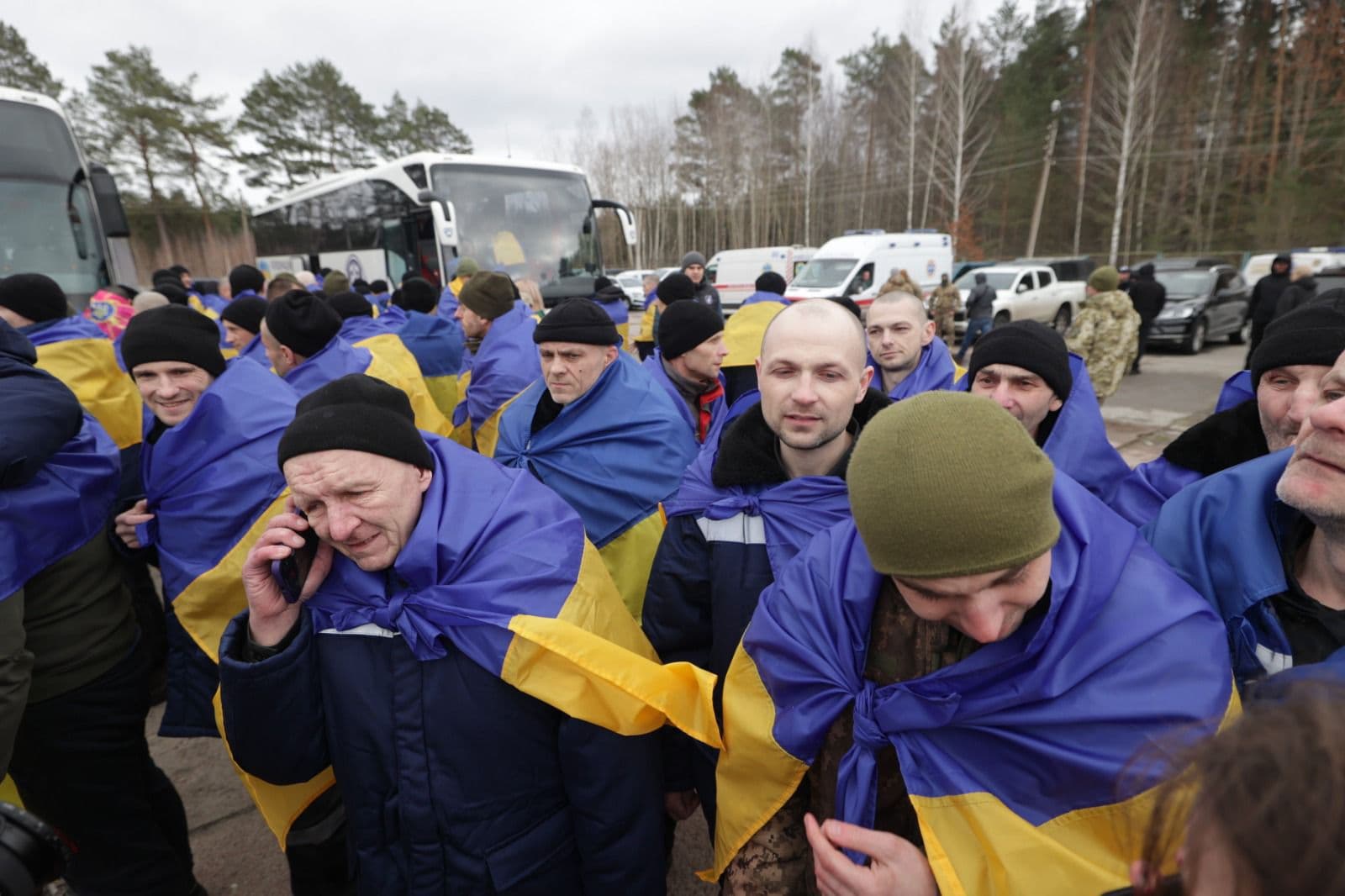 <p style="text-align: justify">დღეს, 5 მარტს, უკრაინამ რუსული ტყვეობიდან 200 დამცველი დააბრუნა. ხვალ კიდევ ერთი გაცვლა იგეგმება, რომლის ფარგლებშიც სახლში კიდევ უფრო მეტი სამხედრო ტყვე დაბრუნდება, საუბარია 300 სამხედროზე.</p><p style="text-align: justify">დაბრუნებულთა შორის არიან უკრაინის შეიარაღებული ძალების სამხედრო მოსამსახურეები, მათ შორის საზღვაო ძალების, სახმელეთო ჯარების, ტერიტორიული თავდაცვის, უპილოტო სისტემების ძალების, საჰაერო-სადესანტო თავდასხმის დანაყოფების და სასაზღვრო ძალების, ასევე უკრაინის ეროვნული გვარდიის, სახელმწიფო სასაზღვრო სამსახურის და სახელმწიფო სპეციალური სატრანსპორტო სამსახურის წარმომადგენლები.</p><p style="text-align: justify">გათავისუფლებულთა შორის არიან მარიუპოლის დამცველები, რომლებიც ტყვეობაში თითქმის ოთხი წლის განმავლობაში იმყოფებოდნენ.</p><p style="text-align: justify">გათავისუფლებული სამხედრო მოსამსახურეები ქვეყანას დონეცკის, ლუგანსკის, ხარკოვისა და ზაპოროჟიეს მიმართულებაზე იცავდნენ. ჯარისკაცებისა და სერჟანტების გარდა, ოფიცრებიც გაათავისუფლეს.</p><p style="text-align: justify">ომბუდსმენ დმიტრო ლუბინეცის თქმით, გათავისუფლებული პირებიდან ყველაზე უფროსი 59 წლისაა, ყველაზე ახალგაზრდა - 27 წლის.</p><p style="text-align: justify">ომბუდსმენმა ასევე განაცხადა, რომ ბევრი მათგანი რთულ ფსიქოლოგიურ მდგომარეობაშია. ზოგიერთს კრიტიკულად დაბალი წონა აქვს.</p><p style="text-align: justify">სრულმასშტაბიანი შეჭრის დაწყებიდან უკრაინაში სულ 6,622 მოქალაქე დაბრუნდა.</p>