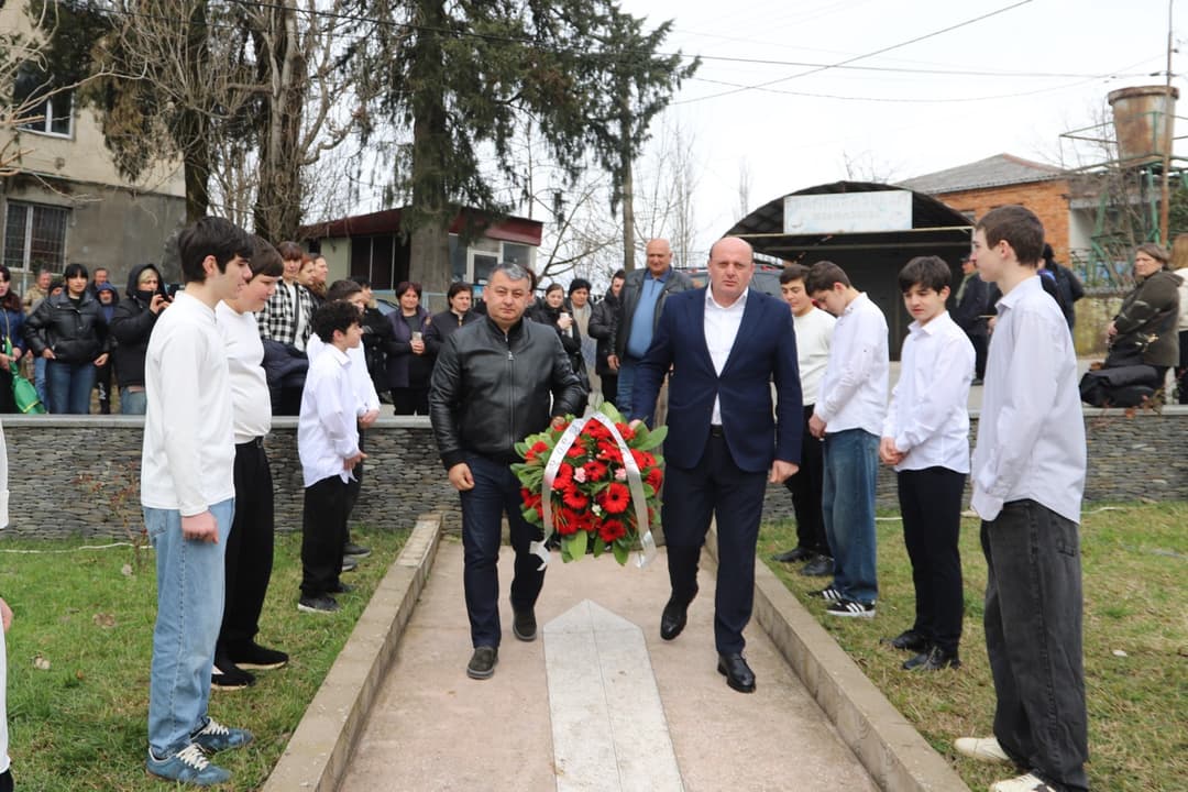 თერჯოლის მუნიციპალიტეტის მერმა და საკრებულოს თავმჯდომარემ აგვისტოს ომის გმირის ვალერი გოგნაძის მემორიალი ყვავილებით შეამკეს