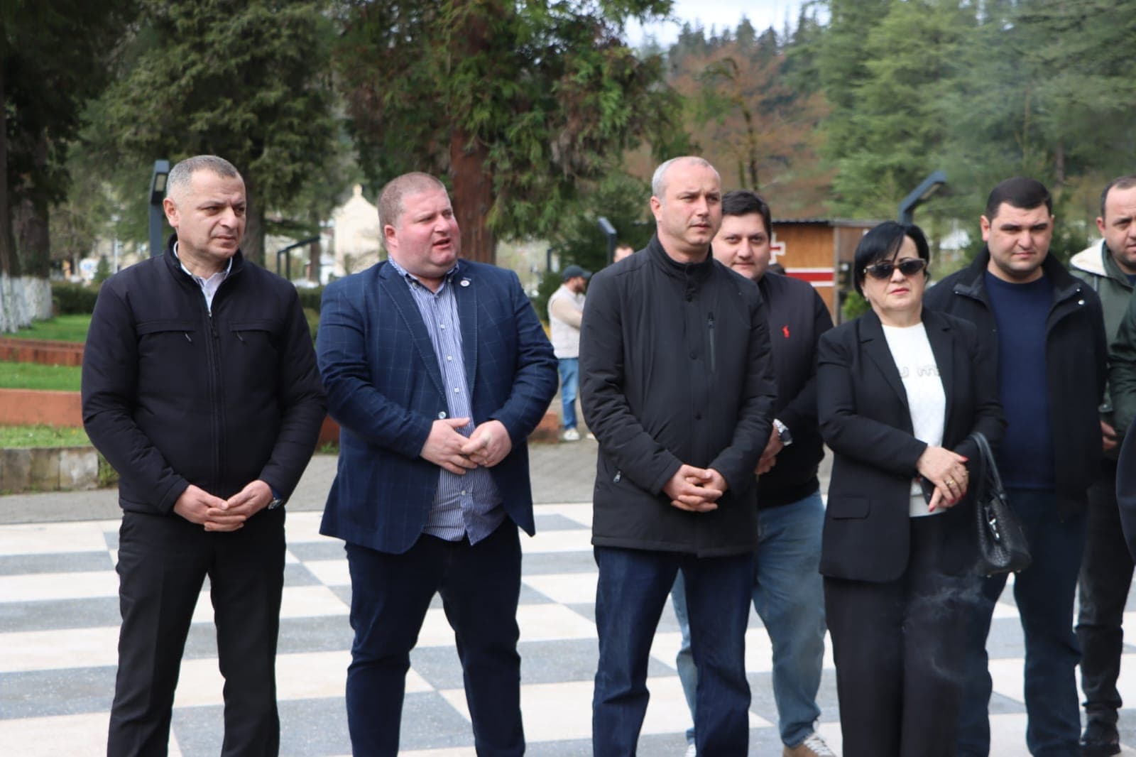 <p style="text-align: justify">31 მარტი საქართველოს დამოუკიდებლობის აღდგენის საკითხებზე ჩატარებული რეფერენდუმისა &nbsp;და საქართველოს პირველი პრეზიდენტის ზვიად გამსახურდიას დაბადების დღეა.</p><p style="text-align: justify">ამ დღესთან დაკავშირებით, წალენჯიხის მუნიციპალიტეტში ზვიად გამსახურდიას ბიუსტი და ზვიადის სახელობის გორა ადგილობრივი ხელისუფლების წარმომადგენლებმა და სხვადასხვა სტრუქტურული ერთეულების ხელმძღვანელებმა ყვავილებით შეამკეს.&nbsp;</p><p style="text-align: justify">ნაგურუს წმინდა გიორგის სახელობის &nbsp;ტაძრის წინამძღვარმა დეკანოზმა ილია სარიამ პირველი პრეზიდენტის სულის მოსახსენებელი პანაშვიდი გადაიხადა.</p><p style="text-align: justify">35 წლის წინ, 1991 წლის 31 მარტს, პირველი პრეზიდენტის ზვიად გამსახურდიას გადაწყვეტილებით, საყოველთაო რეფერენდუმი ჩატარდა.&nbsp;</p><p style="text-align: justify">1991 წლის 9 აპრილს კი საქართველოს რესპუბლიკის უზენაესმა საბჭომ სახელმწიფოებრივი დამოუკიდებლობის აღდგენა გამოაცხადა.</p><p style="text-align: justify">საქართველოს პირველ პრეზიდენტს, მწერალს, მთარგმნელს, დისიდენტს, ფილოლოგიის მეცნიერებათა დოქტორს, საქართველოს ეროვნულ გმირს ზვიად გამსახურდიას დღეს, 87 წელი შეუსრულდებოდა.</p>