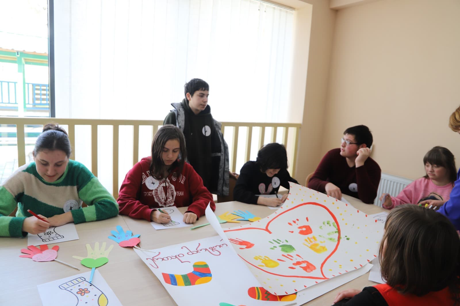 <p style="text-align: justify">თერჯოლის მუნიციპალიტეტის მერის მოადგილე მირზა ქოჩიაშვილი, საკრებულოს თავმჯდომარესთან სოსო ჩაფიჩაძესთან ერთად, მუნიციპალიტეტში არსებულ დღის ცენტრებში: „საპოვნელა“ და „მზის სხივი“ გამართულ ღონისძიებას დაესწრო.</p><p style="text-align: justify">ღონისძიება დაუნის სინდრომის მსოფლიო დღის კვირეულის ფარგლებში, მერიის განათლების,კულტურის,სპორტის და ახალგაზრდულ საქმეთა სამსახურის ორგანიზებით და კერძო სკოლა "მზეკაბანის” მოსწავლეების ჩართულობით ჩატარდა, სლოგანით „ერთად მარტოობის წინააღმდეგ“ .</p><p style="text-align: justify">ღონისძიებაზე გამოფენილი იყო სასწავლო-სარეაბილიტაციო დღის ცენტრების აღსაზრდელთა ნამუშევრები.</p><p style="text-align: justify">თვითმმართველობის ხელმძღვანელმა პირებმა აღნიშნულ დღის ცენტრებს, საწარმო „ბაბალეს“ პროდუქცია გადასცეს საჩუქრად.&nbsp;</p><p style="text-align: justify">ტრადიციულად, დღის ცენტრების ეზოში, აღსაზრდელების მიერ დაირგო ნერგები.</p><p style="text-align: justify">დღის ცენტრებში მოწყობილ ღონისძიებას ადგილობრივი ხელისუფლების წარმომადგენლები დაესწრნენ.</p>