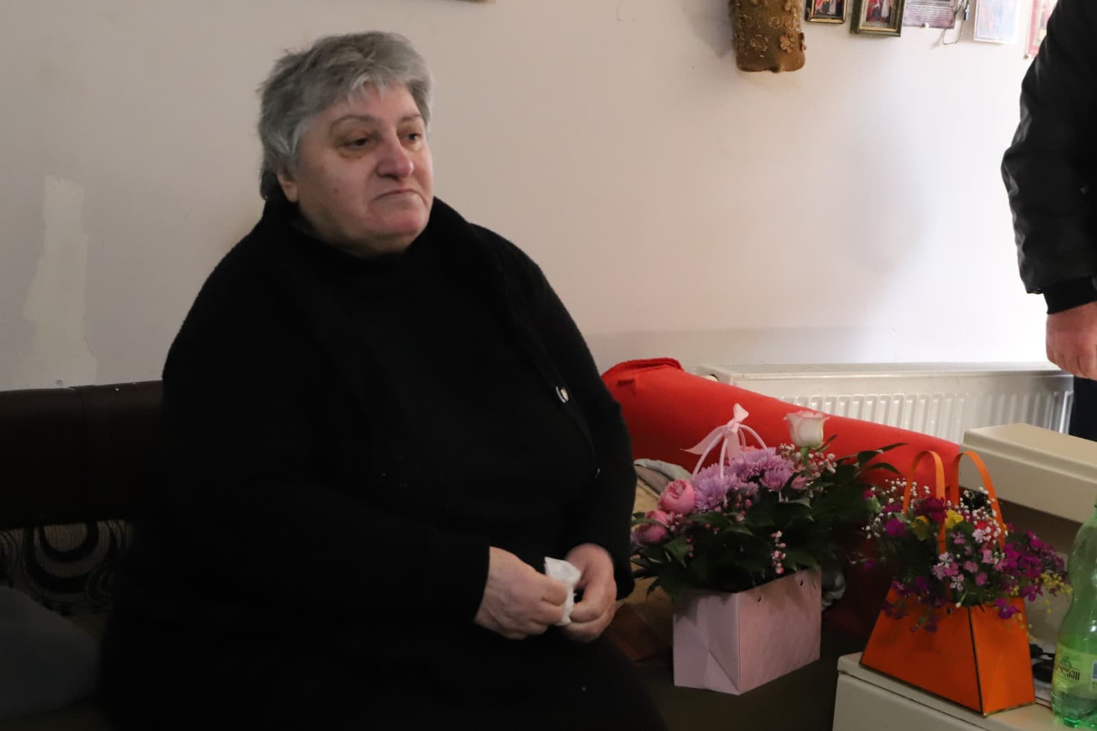 <p style="text-align: justify">თერჯოლის მუნიციპალიტეტის მერმა მანუჩარ რობაქიძემ, საქართველოს ვეტერანების საქმეთა სახელმწიფო სამსახურის დირექტორთან, გენერალ-მაიორ კობა კობალაძესთან და საკრებულოს თავმჯდომარესთან სოსო ჩაფიჩაძეთან ერთად, აგვისტოს ომის გმირის შმაგი სოფრომაძის დედას დედის დღე მიულოცა და დიდხანს სიცოცხლე უსურვა.</p>