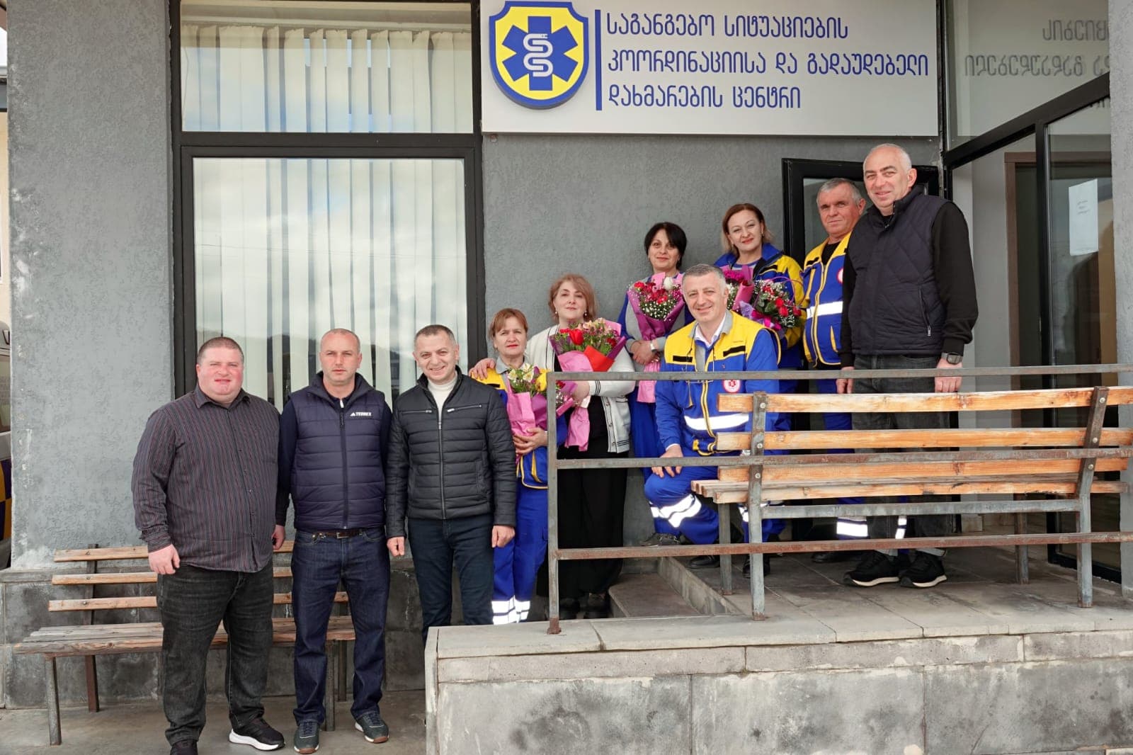 <p style="text-align: justify">წალენჯიხის მუნიციპალიტეტის მერმა გუბა საჯაიამ, საკრებულოს თავმჯდომარე ცოტნე შონიამ, მერის მოადგილეებმა ბესიკ ფარცვანიამ და გიორგი კვარაცხელიამ მუნიციპალიტეტში 24-საათიან რეჟიმში მომუშავე დაწესებულებების ქალ-თანამშრომლებს ქალთა საერთაშორისო დღე მიულოცეს.</p><p style="text-align: justify">ადგილობრივი ხელისუფლების წარმომადგენლებმა "საქართველოს კლინიკების" წალენჯიხის კლინიკის, ქალაქ წალენჯიხისა და ქალაქ ჯვარის &nbsp;სასწრაფო გადაუდებელი დახმარების ცენტრის, ასევე შინაგან საქმეთა სამინისტროს წალენჯიხის რაიონული და ქალაქ ჯვარის განყოფილების თანამშრომელ ქალბატონებს თაიგულები გადასცეს და მერმა თითოეულ მათგანს მადლობა გადაუხადა &nbsp;გაწეული სამსახურისთვის.</p><p style="text-align: justify">"ყველა ქალბატონს დიდი პატივისცემით ვულოცავ &nbsp;ქალთა საერთაშორისო დღეს. განსაკუთრებულია ქალის როლი ჩვენს საზოგადოებრივ ცხოვრებაში, მინდა ჯანმრთელობა და წარმატებები ვუსურვო თითოეულ მათგანს", - განაცხადა წალენჯიხის მუნიციპალიტეტის მერმა &nbsp;გუბა საჯაიამ.</p>