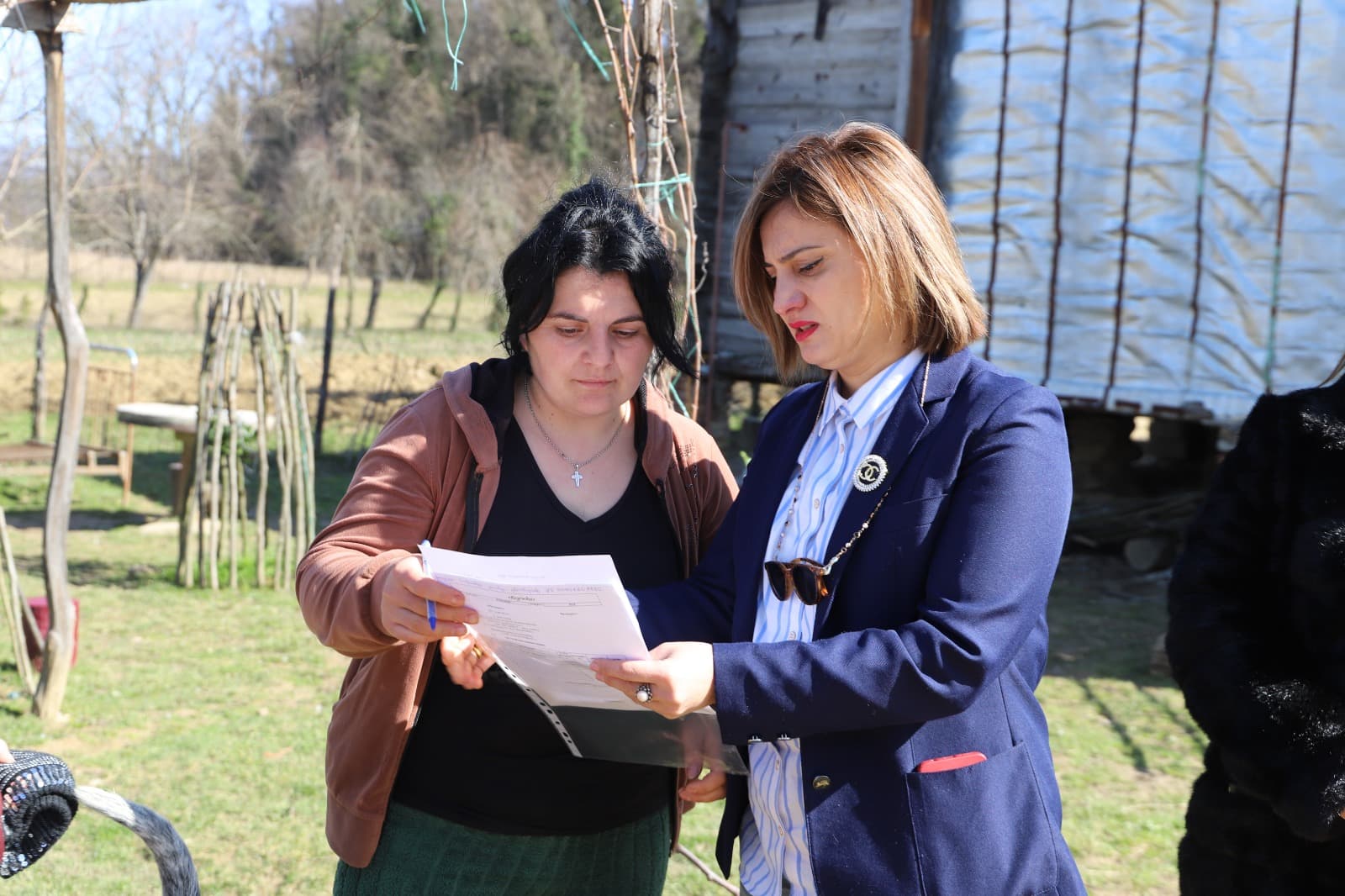 <p style="text-align: justify">თერჯოლის მუნიციპალიტეტის მერმა სოციალურად დაუცველ &nbsp;და მრავალშვილიან ოჯახებს საყოფაცხოვრებო ნივთები გადასცა.</p><p style="text-align: justify">მანუჩარ რობაქიძემ სოციალური დახმარების ბენეფიციარი ოჯახები საკრებულოს თავმჯდომარე სოსო ჩაფიჩაძესთან ერთად მოინახულა.</p><p style="text-align: justify">მიმდინარე წლის პირველი სოციალური აქცია, რომლის ბიუჯეტიც 4000 ლარზე მეტია, მერიის ბავშვთა დაცვისა და მხარდაჭერის განყოფილების ორგანიზებით განხორციელდა.&nbsp;</p><p style="text-align: justify">თერჯოლის მერის ინიციატივით, მსგავსი ტიპის აქციები ბავშვიანი ოჯახების მხარდაჭერის პროგრამის ფარგლებში ინტენსიურად ეწყობა და მოქალაქეების საცხოვრებელი პირობების გაუმჯობესებას ისახავს მიზნად.</p><p style="text-align: justify">მუნიციპალიტეტში აღნიშნული პროგრამა უკვე მეოთხე წელია, მოქმედებს და ამ დრომდე დახმარება 90-მდე ოჯახმა მიიღო.</p>