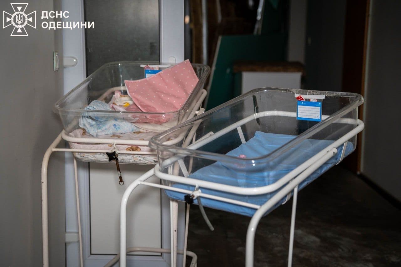 <p style="text-align: justify">28 მარტის ღამეს, რუსულმა ძალებმა ოდესაში 60-ზე მეტი თავდასხმის დრონი გაუშვეს, არის მსხვერპლი, არიან დაშავებულები და სერიოზული ზარალი, - ამის შესახებ უკრაინის პრეზიდენტმა ვოლოდიმირ ზელენსკიმ განაცხადა.</p><p style="text-align: justify">"დღეს ღამით რუსებმა ოდესაზე მასშტაბური დარტყმა განახორციელეს. ამ დარტყმას არანაირი სამხედრო მიზანი არ ჰქონია; ეს იყო ტერორი ჩვეულებრივი მშვიდობიანი მოსახლეობის წინააღმდეგ. ქალაქზე ამ დარტყმის დროს 60-ზე მეტი თავდასხმის დრონი იქნა გამოყენებული. სამწუხაროდ, ზიანი დიდია", - წერს ზელენსკი.</p><p style="text-align: justify">მისივე თქმით, დაზიანებული ობიექტებს შორისაა სამშობიარო სახლი, საცხოვრებელი შენობები, ბიზნესები, პორტი და კრიტიკული ინფრასტრუქტურა. სამსახურები აგრძელებენ ფუნქციონირებას და საჭიროების შემთხვევაში დახმარებას უწევენ.</p><p style="text-align: justify">"სამწუხაროდ, ამ დროისთვის ცნობილია ორი ადამიანის დაღუპვის შესახებ. ვუსამძიმრებ ოჯახებსა და მეგობრებს. ათზე მეტი ადამიანი დაშავდა, მათ შორის ერთი ბავშვი“, - განაცხადა უკრაინის პრეზიდენტმა.</p><p style="text-align: justify">ღამით ასევე დარტყმები განხორციელდა პოლტავას და დნეპროპეტროვსკის ოლქებში.</p><p style="text-align: justify">ზელენსკის თქმით, თითოეული ასეთი დარტყმა ადასტურებს, რომ რუსეთს არ სურს ომის დასრულება. ამიტომ, მასზე ზეწოლის ნებისმიერი შემსუბუქება სახიფათოა.</p><p style="text-align: justify">მისივე თქმით, ადამიანებისა და სიცოცხლის დასაცავად კოორდინირებული ძალისხმევა ხელს შეუწყობს უკრაინის თავდაცვასა და დიპლომატიას.</p><p style="text-align: justify">"მადლობა ყველა ჩვენს პარტნიორს, რომლებიც ჩვენთან ერთად მუშაობენ და მხარს უჭერენ ჩვენს ხალხს. ჩვენ ყველასთან ვმუშაობთ, რათა ჩვენს ქვეყანას მივცეთ მეტი ძალა და შესაძლებლობები, რომ დაიცვას სიცოცხლე უკრაინაში - ჩვენი ქალაქები და სოფლები, ჩვენი ინფრასტრუქტურა - ყოველდღე და ყოველ ღამე. ერთობლივი თავდაცვა და კოორდინირებული მოქმედება საუკეთესოდ იმუშავებს“, - განაცხადა ზელენსკიმ.</p><p style="text-align: justify">28 მარტის ღამეს რუსეთმა კვლავ დაარტყა ოდესას. დრონების გამოყენებით, მტერმა ქალაქის სამოქალაქო ინფრასტრუქტურა დაბომბა. არიან დაშავებულები, მათ შორის ერთი ბავშვი. პრიმორსკის რაიონში სამშობიარო სახლის სახურავზე დარტყმა დაფიქსირდა. წინასწარი ინფორმაციით, პერსონალმა და პაციენტებმა თავშესაფარში ჩასვლა მოახერხეს, რამაც უფრო სერიოზული დაზიანებების და მსხვერპლის თავიდან აცილება გახადა შესაძლებელი.</p><p style="text-align: justify">თავდასხმის შედეგად ასევე ნაწილობრივ განადგურდა მრავალსართულიანი შენობის მეოთხე და მეხუთე სართულებს შორის ჭერი. აფეთქების ტალღამ რაიონის მასშტაბით საცხოვრებელი კორპუსების ფანჯრები ჩაამსხვრია, რამაც დამატებითი ზიანი მიაყენა. გარდა ამისა, ხანძარი გაჩნდა კერძო სექტორის საცხოვრებელ შენობებში.</p><p>&nbsp;</p>