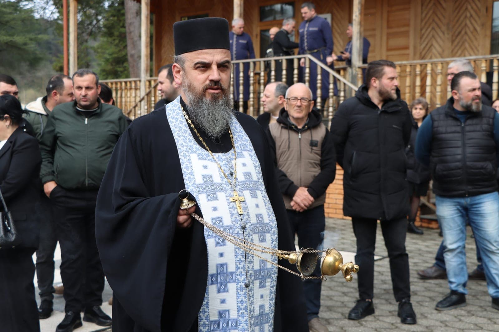 <p style="text-align: justify">31 მარტი საქართველოს დამოუკიდებლობის აღდგენის საკითხებზე ჩატარებული რეფერენდუმისა &nbsp;და საქართველოს პირველი პრეზიდენტის ზვიად გამსახურდიას დაბადების დღეა.</p><p style="text-align: justify">ამ დღესთან დაკავშირებით, წალენჯიხის მუნიციპალიტეტში ზვიად გამსახურდიას ბიუსტი და ზვიადის სახელობის გორა ადგილობრივი ხელისუფლების წარმომადგენლებმა და სხვადასხვა სტრუქტურული ერთეულების ხელმძღვანელებმა ყვავილებით შეამკეს.&nbsp;</p><p style="text-align: justify">ნაგურუს წმინდა გიორგის სახელობის &nbsp;ტაძრის წინამძღვარმა დეკანოზმა ილია სარიამ პირველი პრეზიდენტის სულის მოსახსენებელი პანაშვიდი გადაიხადა.</p><p style="text-align: justify">35 წლის წინ, 1991 წლის 31 მარტს, პირველი პრეზიდენტის ზვიად გამსახურდიას გადაწყვეტილებით, საყოველთაო რეფერენდუმი ჩატარდა.&nbsp;</p><p style="text-align: justify">1991 წლის 9 აპრილს კი საქართველოს რესპუბლიკის უზენაესმა საბჭომ სახელმწიფოებრივი დამოუკიდებლობის აღდგენა გამოაცხადა.</p><p style="text-align: justify">საქართველოს პირველ პრეზიდენტს, მწერალს, მთარგმნელს, დისიდენტს, ფილოლოგიის მეცნიერებათა დოქტორს, საქართველოს ეროვნულ გმირს ზვიად გამსახურდიას დღეს, 87 წელი შეუსრულდებოდა.</p>