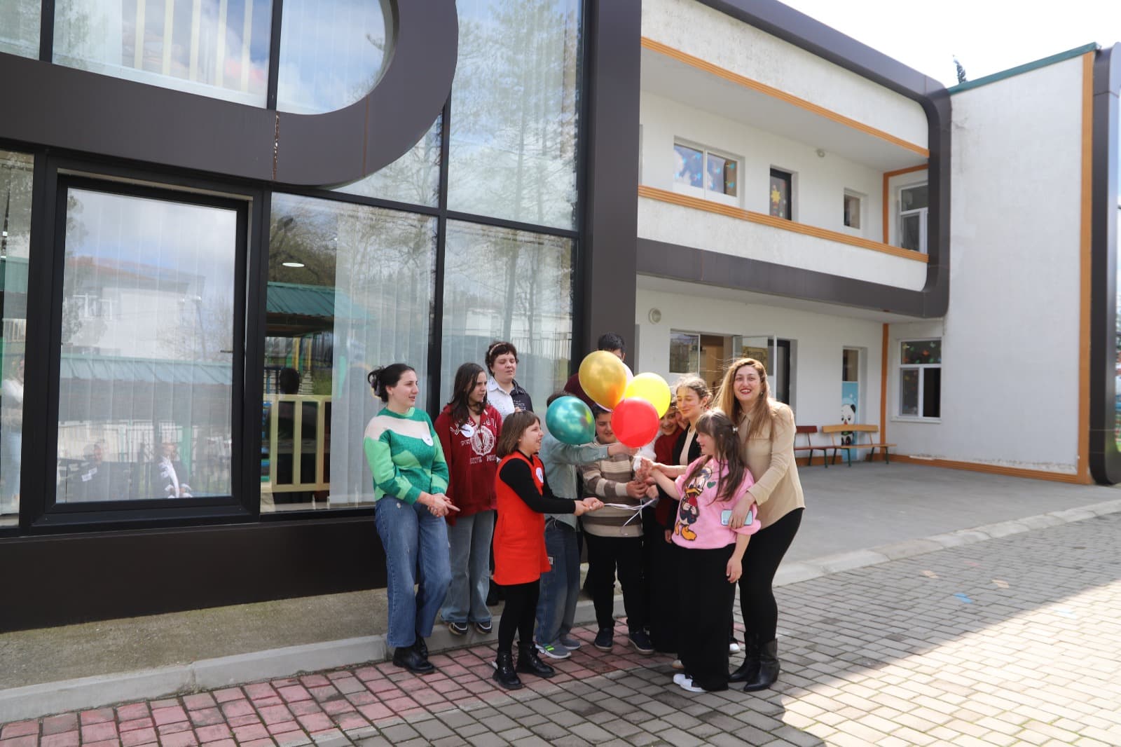 <p style="text-align: justify">თერჯოლის მუნიციპალიტეტის მერის მოადგილე მირზა ქოჩიაშვილი, საკრებულოს თავმჯდომარესთან სოსო ჩაფიჩაძესთან ერთად, მუნიციპალიტეტში არსებულ დღის ცენტრებში: „საპოვნელა“ და „მზის სხივი“ გამართულ ღონისძიებას დაესწრო.</p><p style="text-align: justify">ღონისძიება დაუნის სინდრომის მსოფლიო დღის კვირეულის ფარგლებში, მერიის განათლების,კულტურის,სპორტის და ახალგაზრდულ საქმეთა სამსახურის ორგანიზებით და კერძო სკოლა "მზეკაბანის” მოსწავლეების ჩართულობით ჩატარდა, სლოგანით „ერთად მარტოობის წინააღმდეგ“ .</p><p style="text-align: justify">ღონისძიებაზე გამოფენილი იყო სასწავლო-სარეაბილიტაციო დღის ცენტრების აღსაზრდელთა ნამუშევრები.</p><p style="text-align: justify">თვითმმართველობის ხელმძღვანელმა პირებმა აღნიშნულ დღის ცენტრებს, საწარმო „ბაბალეს“ პროდუქცია გადასცეს საჩუქრად.&nbsp;</p><p style="text-align: justify">ტრადიციულად, დღის ცენტრების ეზოში, აღსაზრდელების მიერ დაირგო ნერგები.</p><p style="text-align: justify">დღის ცენტრებში მოწყობილ ღონისძიებას ადგილობრივი ხელისუფლების წარმომადგენლები დაესწრნენ.</p>