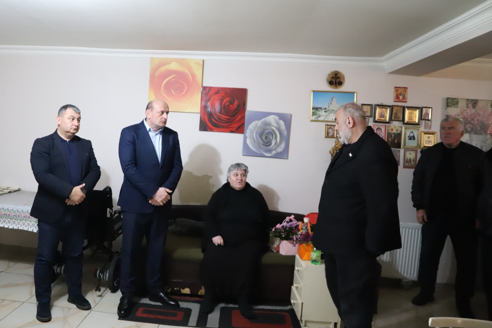 <p style="text-align: justify">თერჯოლის მუნიციპალიტეტის მერმა მანუჩარ რობაქიძემ, საქართველოს ვეტერანების საქმეთა სახელმწიფო სამსახურის დირექტორთან, გენერალ-მაიორ კობა კობალაძესთან და საკრებულოს თავმჯდომარესთან სოსო ჩაფიჩაძეთან ერთად, აგვისტოს ომის გმირის შმაგი სოფრომაძის დედას დედის დღე მიულოცა და დიდხანს სიცოცხლე უსურვა.</p>