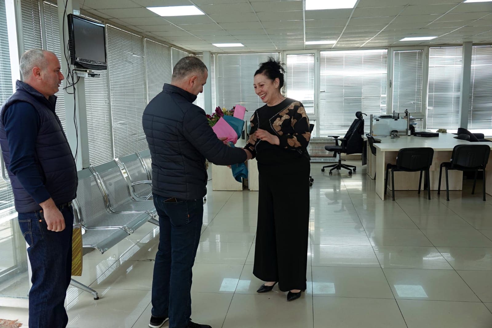 <p style="text-align: justify">წალენჯიხის მუნიციპალიტეტის მერმა გუბა საჯაიამ, საკრებულოს თავმჯდომარე ცოტნე შონიამ, მერის მოადგილეებმა ბესიკ ფარცვანიამ და გიორგი კვარაცხელიამ მუნიციპალიტეტში 24-საათიან რეჟიმში მომუშავე დაწესებულებების ქალ-თანამშრომლებს ქალთა საერთაშორისო დღე მიულოცეს.</p><p style="text-align: justify">ადგილობრივი ხელისუფლების წარმომადგენლებმა "საქართველოს კლინიკების" წალენჯიხის კლინიკის, ქალაქ წალენჯიხისა და ქალაქ ჯვარის &nbsp;სასწრაფო გადაუდებელი დახმარების ცენტრის, ასევე შინაგან საქმეთა სამინისტროს წალენჯიხის რაიონული და ქალაქ ჯვარის განყოფილების თანამშრომელ ქალბატონებს თაიგულები გადასცეს და მერმა თითოეულ მათგანს მადლობა გადაუხადა &nbsp;გაწეული სამსახურისთვის.</p><p style="text-align: justify">"ყველა ქალბატონს დიდი პატივისცემით ვულოცავ &nbsp;ქალთა საერთაშორისო დღეს. განსაკუთრებულია ქალის როლი ჩვენს საზოგადოებრივ ცხოვრებაში, მინდა ჯანმრთელობა და წარმატებები ვუსურვო თითოეულ მათგანს", - განაცხადა წალენჯიხის მუნიციპალიტეტის მერმა &nbsp;გუბა საჯაიამ.</p>