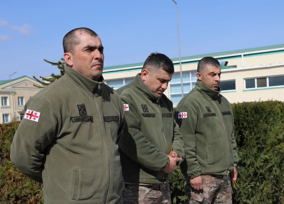 <p style="text-align: justify">დავით აღმაშენებლის სახელობის ეროვნული თავდაცვის აკადემიაში მდებარე წმ. დავით აღმაშენებლის სახელობის ტაძარში აკადემიის კაპელანმა დეკანოზმა გიორგი გაბლიშვილმა სრულიად საქართველოს კათოლიკოს-პატრიარქის სულის მოსახსენებელი პანაშვიდი გადაიხადა, რომელსაც აკადემიის ხელმძღვანელი პირები, პირადი შემადგენლობა და იუნკერ/მსმენელები დაესწრნენ.</p><p style="text-align: justify">"უწმინდესი და უნეტარესი ათწლეულების განმავლობაში წარმოადგენდა ჩვენი ქვეყნის სულიერი სიმტკიცისა და ერთიანობის სიმბოლოს. მისი წვლილი განსაკუთრებულად მნიშვნელოვანია ჩვენი სამშობლოს სულიერი აღორძინების, ეროვნული და სახელმწიფოებრივი თვითმყოფადობის შენარჩუნების საქმეში.</p><p style="text-align: justify">ფასდაუდებელია მისი ღვაწლი ქართული ჯარისა და მხედრობის სულიერი გაძლიერებისა და განმტკიცების საქმეში. იგი ყოველთვის განსაკუთრებული სიყვარულით ლოცავდა სამშობლოს მცველებს და გვასწავლიდა სამშობლოს სიყვარულს, თავდადებასა და ერთგულებას“, - განაცხადა აკადემიის მეთაურმა, ბრიგადის გენერალმა მამია ბალახაძემ.</p>