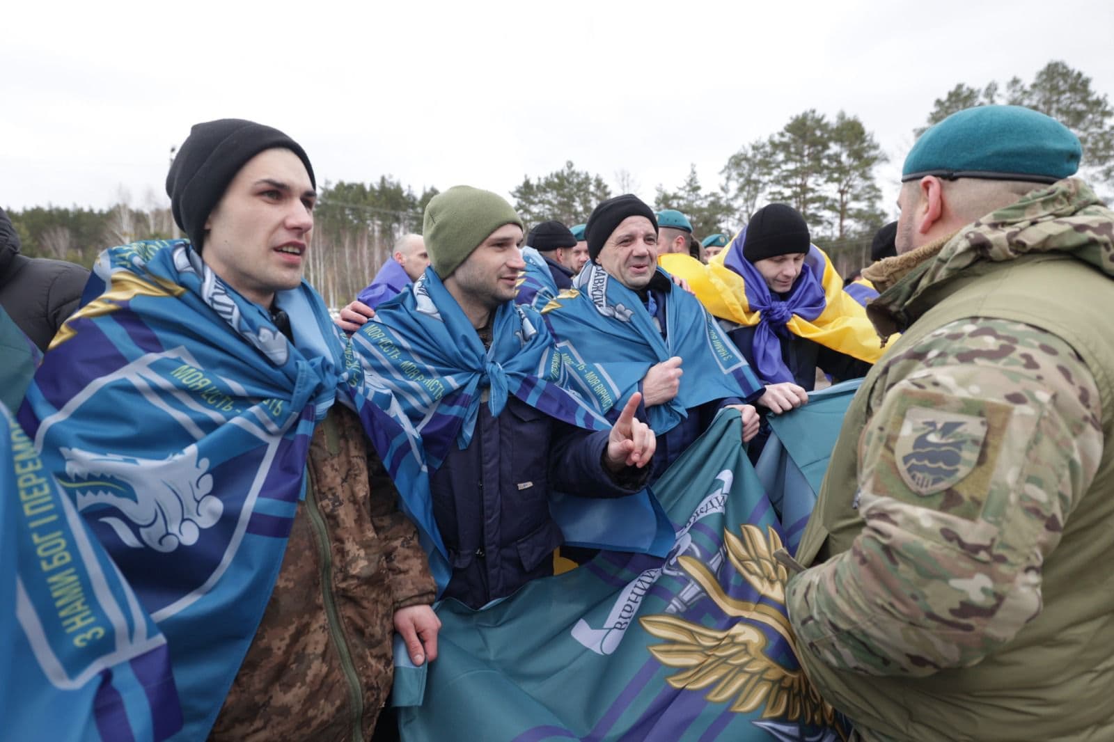 <p style="text-align: justify">დღეს, 5 მარტს, უკრაინამ რუსული ტყვეობიდან 200 დამცველი დააბრუნა. ხვალ კიდევ ერთი გაცვლა იგეგმება, რომლის ფარგლებშიც სახლში კიდევ უფრო მეტი სამხედრო ტყვე დაბრუნდება, საუბარია 300 სამხედროზე.</p><p style="text-align: justify">დაბრუნებულთა შორის არიან უკრაინის შეიარაღებული ძალების სამხედრო მოსამსახურეები, მათ შორის საზღვაო ძალების, სახმელეთო ჯარების, ტერიტორიული თავდაცვის, უპილოტო სისტემების ძალების, საჰაერო-სადესანტო თავდასხმის დანაყოფების და სასაზღვრო ძალების, ასევე უკრაინის ეროვნული გვარდიის, სახელმწიფო სასაზღვრო სამსახურის და სახელმწიფო სპეციალური სატრანსპორტო სამსახურის წარმომადგენლები.</p><p style="text-align: justify">გათავისუფლებულთა შორის არიან მარიუპოლის დამცველები, რომლებიც ტყვეობაში თითქმის ოთხი წლის განმავლობაში იმყოფებოდნენ.</p><p style="text-align: justify">გათავისუფლებული სამხედრო მოსამსახურეები ქვეყანას დონეცკის, ლუგანსკის, ხარკოვისა და ზაპოროჟიეს მიმართულებაზე იცავდნენ. ჯარისკაცებისა და სერჟანტების გარდა, ოფიცრებიც გაათავისუფლეს.</p><p style="text-align: justify">ომბუდსმენ დმიტრო ლუბინეცის თქმით, გათავისუფლებული პირებიდან ყველაზე უფროსი 59 წლისაა, ყველაზე ახალგაზრდა - 27 წლის.</p><p style="text-align: justify">ომბუდსმენმა ასევე განაცხადა, რომ ბევრი მათგანი რთულ ფსიქოლოგიურ მდგომარეობაშია. ზოგიერთს კრიტიკულად დაბალი წონა აქვს.</p><p style="text-align: justify">სრულმასშტაბიანი შეჭრის დაწყებიდან უკრაინაში სულ 6,622 მოქალაქე დაბრუნდა.</p>