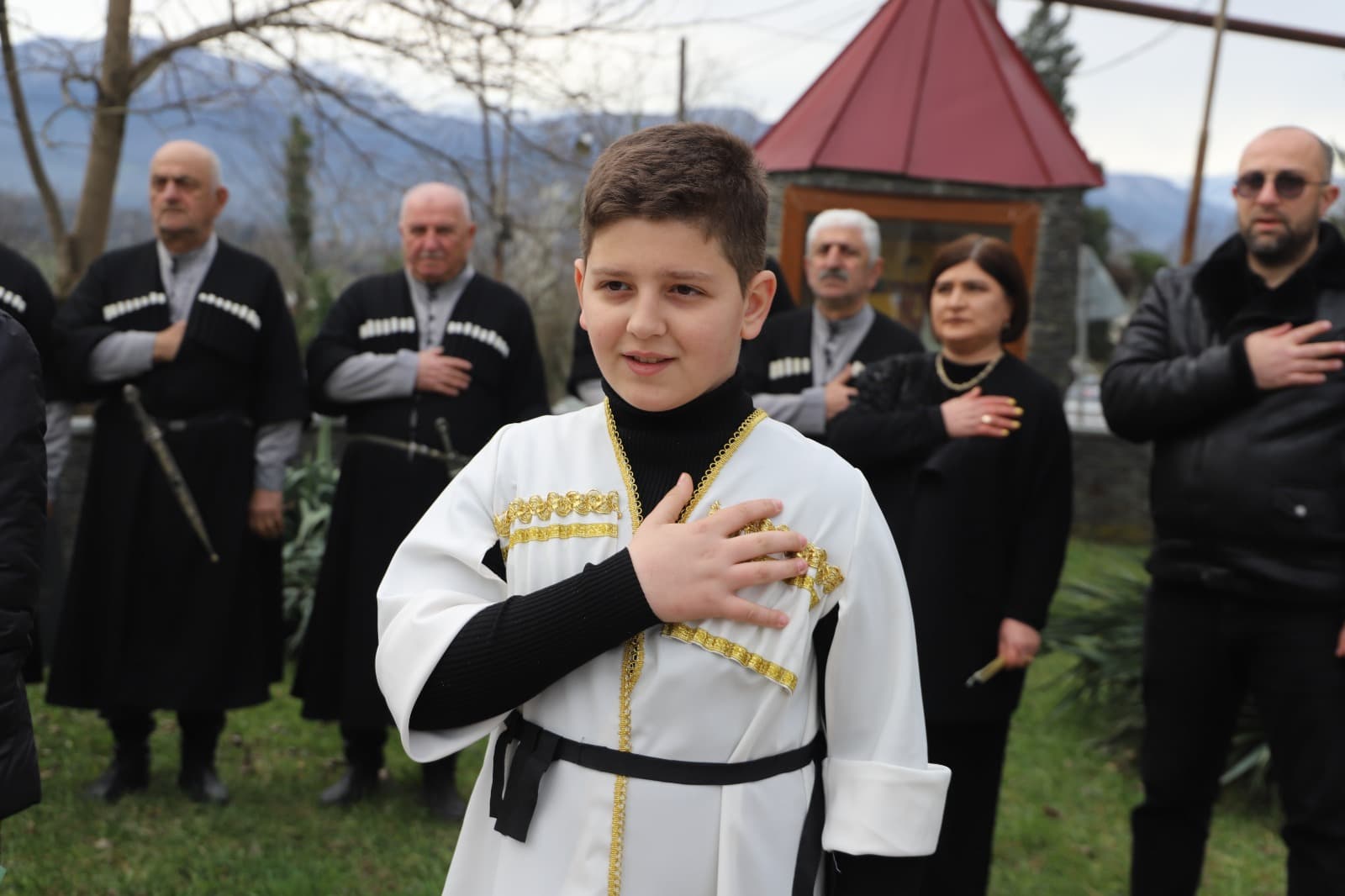 <p style="text-align: justify">6 მარტი აგვისტოს ომის გმირის ვალერი გოგნაძის&nbsp;დაბადების დღეა.</p><p style="text-align: justify">გმირის დაბადების დღესთან დაკავშირებით, სოფელ ღვანკითში არსებული მემორიალი თერჯოლის მუნიციპალიტეტის მერმა მანუჩარ რობაქიძემ და საკრებულოს თავმჯდომარემ სოსო ჩაფიჩაძემ ყვავილებით შეამკეს და პატივი მიაგეს მის ხსოვნას.</p><p style="text-align: justify">მამა ანდრიამ გარდაცვლილი გმირის სულის მოსახსენებელი პანაშვიდი გადაიხადა, ვალერი გოგნაძის მშობლიური სკოლის &nbsp;მეოთხე და მეცხრე კლასელებმა კი ლიტერატურული კომპოზიცია &nbsp;შეასრულეს.&nbsp;</p><p style="text-align: justify">"2008 წელი უმძიმესი წელი იყო საქართველოს უახლეს ისტორიაში, თერჯოლის მუნიციპალიტეტიდან ხუთმა გმირმა შესწირა თავი აგვისტოს ომს, ხუთი ოჯახი შეიმოსა ძაძებით. მთლიანად მუნიციპალიტეტი, სოფელი, სასკოლო საზოგადოება ვალდებულია პატივი მივაგოთ გმირის ხსოვნას და გვქონდეს მაგალითად ვალერი გოგნაძის გმირობა, მისი მაგალითზე უნდა იცოდეს ახალგაზრდა თაობამ, სად უნდა იდგეს ქვეყნის თავისუფლების &nbsp;სადარაჯოზე", - განაცხადა მანუჩარ რობაქიძემ.</p><p style="text-align: justify">ვალერი გოგნაძის ხსოვნის უკვდავსაყოფად ღონისძიება მერიის განათლების, კულტურის, სპორტის და ახალგაზრდულ საქმეთა სამსახურმა მოაწყო. აღნიშნულ ღონისძიებას მერის მოადგილეები: ზვიად ბაზაძე და მირზა ქოჩიაშვილი, საკრებულოს და მერიის შესაბამისი სამსახურის წარმომადგენლები, ვეტერანთა სახელმწიფო სამსახურის ხელმძღვანელი და მოქალაქეები დაესწრნენ.</p><p style="text-align: justify">ვალერი გოგნაძე 1978 წლის 6 მარტს &nbsp;თერჯოლის რაიონის სოფელ ღვანკითში დაიბადა. უმცროსი სერჟანტი ვალერი გოგნაძე &nbsp;დაჯილდოებულია ვახტანგ გორგასლის III ხარისხის ორდენით.</p><p style="text-align: justify">დაიღუპა 2008 წლის 11 აგვისტოს. დაკრძალულია მუხათგვერდის ძმათა სასაფლაოზე.</p><p style="text-align: justify">აგვისტოს ომის გმირის სახელის უკვდავსაყოფად სოფელ ღვანკითში არის მისი სახელობის სკვერი და ქუჩა.</p>