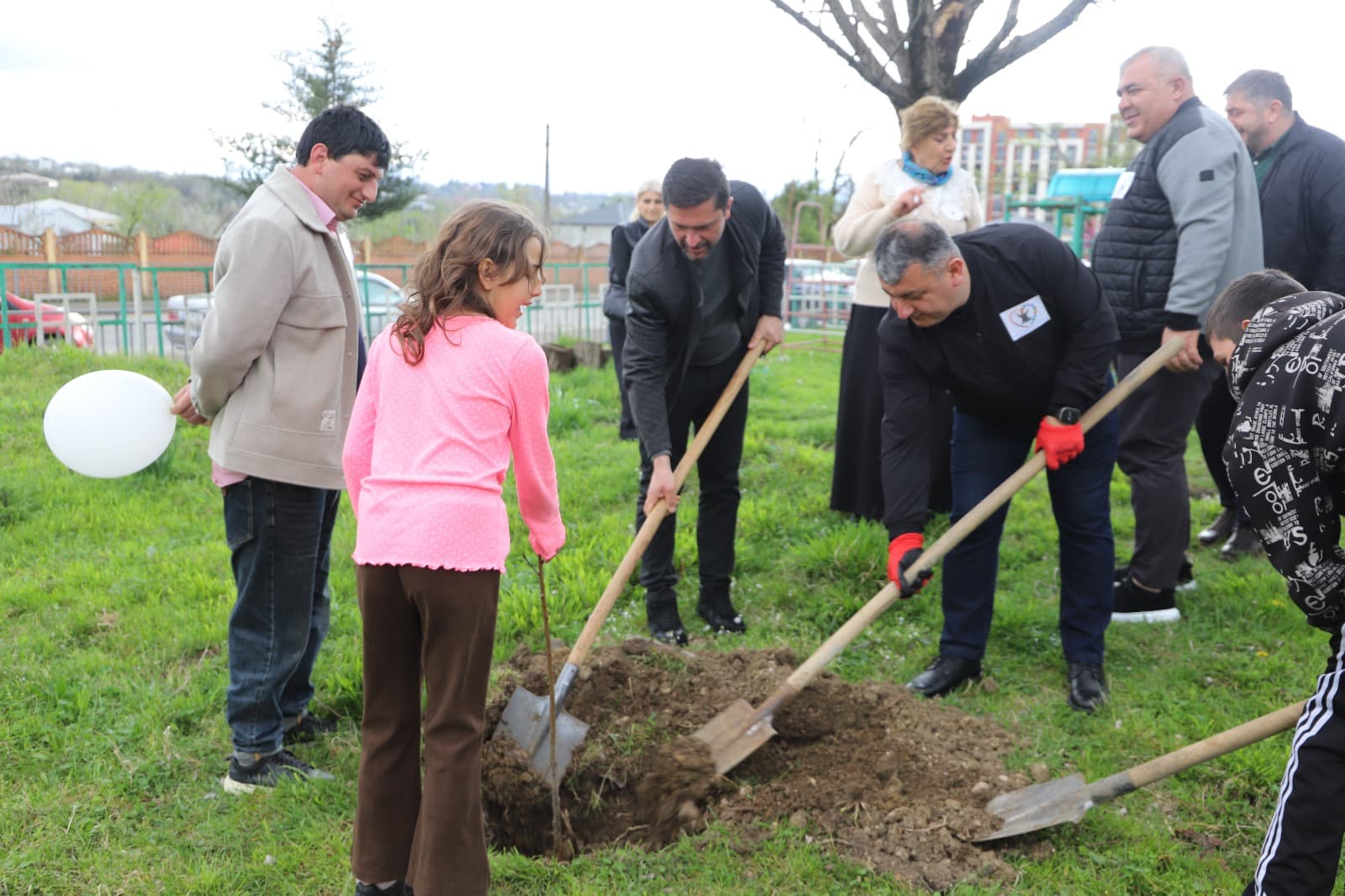 <p style="text-align: justify">თერჯოლის მუნიციპალიტეტის მერის მოადგილე მირზა ქოჩიაშვილი, საკრებულოს თავმჯდომარესთან სოსო ჩაფიჩაძესთან ერთად, მუნიციპალიტეტში არსებულ დღის ცენტრებში: „საპოვნელა“ და „მზის სხივი“ გამართულ ღონისძიებას დაესწრო.</p><p style="text-align: justify">ღონისძიება დაუნის სინდრომის მსოფლიო დღის კვირეულის ფარგლებში, მერიის განათლების,კულტურის,სპორტის და ახალგაზრდულ საქმეთა სამსახურის ორგანიზებით და კერძო სკოლა "მზეკაბანის” მოსწავლეების ჩართულობით ჩატარდა, სლოგანით „ერთად მარტოობის წინააღმდეგ“ .</p><p style="text-align: justify">ღონისძიებაზე გამოფენილი იყო სასწავლო-სარეაბილიტაციო დღის ცენტრების აღსაზრდელთა ნამუშევრები.</p><p style="text-align: justify">თვითმმართველობის ხელმძღვანელმა პირებმა აღნიშნულ დღის ცენტრებს, საწარმო „ბაბალეს“ პროდუქცია გადასცეს საჩუქრად.&nbsp;</p><p style="text-align: justify">ტრადიციულად, დღის ცენტრების ეზოში, აღსაზრდელების მიერ დაირგო ნერგები.</p><p style="text-align: justify">დღის ცენტრებში მოწყობილ ღონისძიებას ადგილობრივი ხელისუფლების წარმომადგენლები დაესწრნენ.</p>