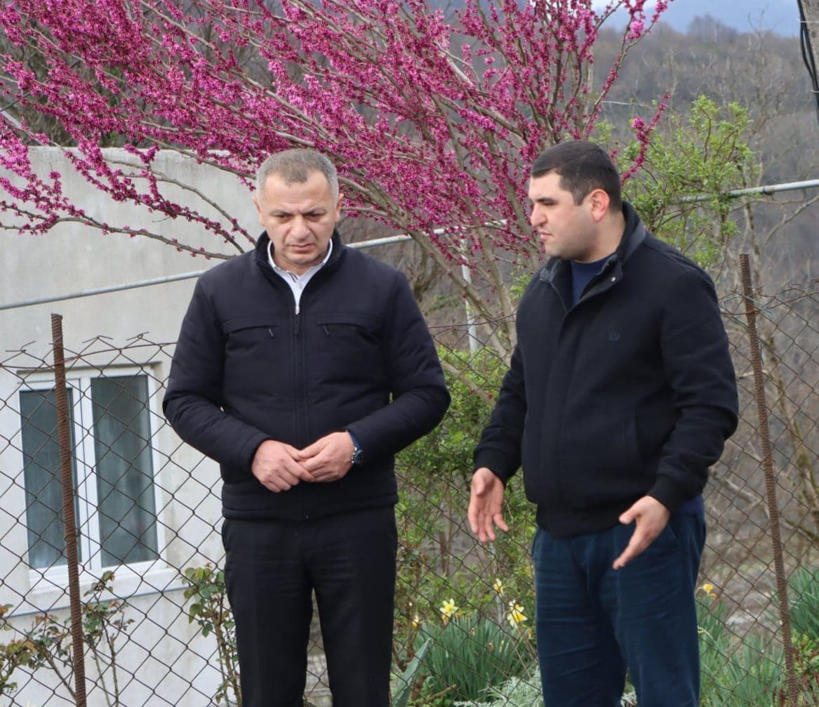 <p style="text-align: justify">ქალაქ ჯვარში, წერეთლის ქუჩაზე, გზის სარეაბილიტაციო სამუშაოები დასრულების ეტაპზეა. მუნიციპალიტეტის მერიის ინფორმაციით, პროექტის ფარგლებში, ასფალტის საფარის დაგებასთან ერთად მოეწყო სანიაღვრე არხები, ხიდ-ბოგირები და მილ-ხიდები.</p><p style="text-align: justify">მიმდინარე სამუშაოებს წალენჯიხის მუნიციპალიტეტის მერი გუბა საჯაია, საკრებულოს თავმჯდომარის მოადგილე დარეჯან დადიანთან, მერის პირველ მოადგილესთან ბესიკ ფარცვანიასთან და სხვა სტრუქტურული ერთეულების ხელმძღვანელ პირებთან &nbsp;ერთად გაეცნო.</p><p style="text-align: justify">სამუშაოები საქართველოს რეგიონებში განსახორციელებელი პროექტების ფონდიდან ფინანსდება და &nbsp;მისი ღირებულება 774 000 ლარს შეადგენს.</p>