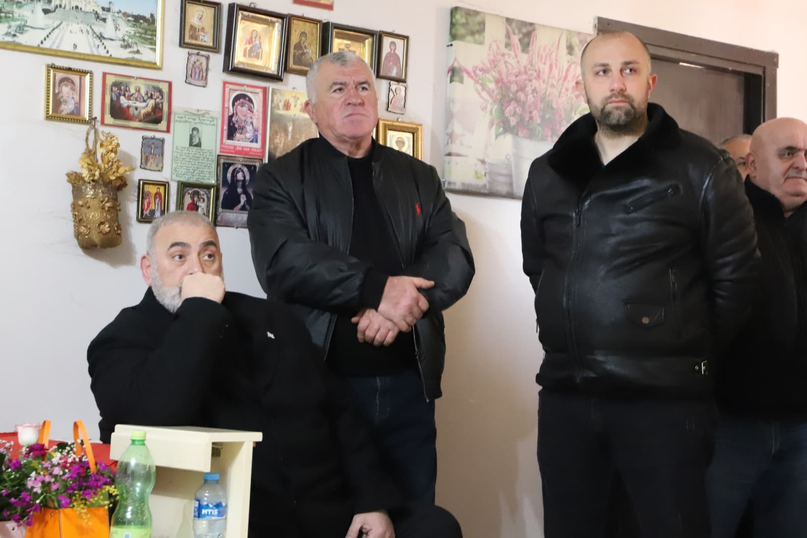 <p style="text-align: justify">თერჯოლის მუნიციპალიტეტის მერმა მანუჩარ რობაქიძემ, საქართველოს ვეტერანების საქმეთა სახელმწიფო სამსახურის დირექტორთან, გენერალ-მაიორ კობა კობალაძესთან და საკრებულოს თავმჯდომარესთან სოსო ჩაფიჩაძეთან ერთად, აგვისტოს ომის გმირის შმაგი სოფრომაძის დედას დედის დღე მიულოცა და დიდხანს სიცოცხლე უსურვა.</p>