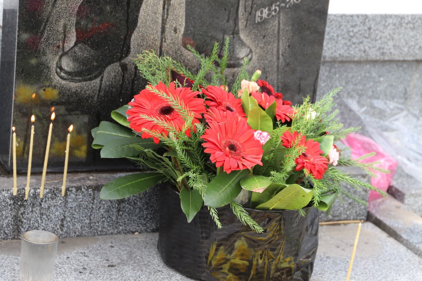 <p style="text-align: justify">5 მარტი აგვისტოს ომის გმირის ბადრი ბასილაძის დაბადების დღეა.</p><p style="text-align: justify">აგვისტოს ომის გმირის დაბადების დღესთან დაკავშირებით, თერჯოლის მუნიციპალიტეტის მერის მოადგილეებმა, საკრებულოს თავმჯდომარის მოადგილეებმა, თერჯოლის ვეტერანთა საქმეთა სახელმწიფო სამსახურის ხელმძღვანელმა, საკრებულოს და მერიის შესაბამისი სამსახურების &nbsp;წარმომადგენლებმა, გმირის საფლავი ყვავილებით შეამკეს და პატივი მიაგეს ბადრი ბასილაძის &nbsp;ხსოვნას. შესრულდა მისი სულის მოსახსენებელი პანაშვიდი.</p><p style="text-align: justify">ბადრი ბასილაძე 1985 წლის 5 მარტს თერჯოლის რაიონის სოფელ ჭოგნარში დაიბადა. ქართველი სამხედრო პირი, კაპრალი 2008 წლის რუსეთ-საქართველოს აგვისტოს ომში მონაწილეობდა. 9 აგვისტოს რუსულმა ჭურვმა იმსხვერპლა. &nbsp;</p>