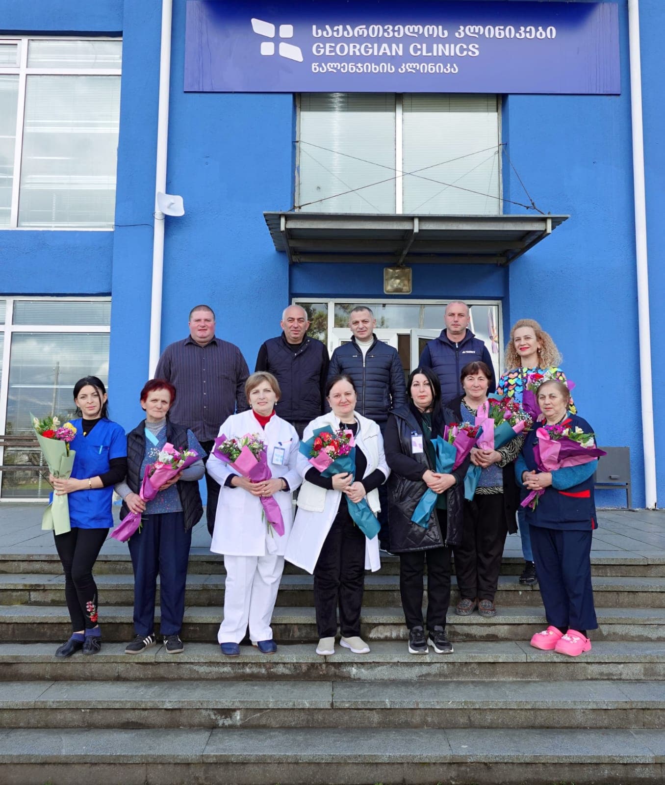 <p style="text-align: justify">წალენჯიხის მუნიციპალიტეტის მერმა გუბა საჯაიამ, საკრებულოს თავმჯდომარე ცოტნე შონიამ, მერის მოადგილეებმა ბესიკ ფარცვანიამ და გიორგი კვარაცხელიამ მუნიციპალიტეტში 24-საათიან რეჟიმში მომუშავე დაწესებულებების ქალ-თანამშრომლებს ქალთა საერთაშორისო დღე მიულოცეს.</p><p style="text-align: justify">ადგილობრივი ხელისუფლების წარმომადგენლებმა "საქართველოს კლინიკების" წალენჯიხის კლინიკის, ქალაქ წალენჯიხისა და ქალაქ ჯვარის &nbsp;სასწრაფო გადაუდებელი დახმარების ცენტრის, ასევე შინაგან საქმეთა სამინისტროს წალენჯიხის რაიონული და ქალაქ ჯვარის განყოფილების თანამშრომელ ქალბატონებს თაიგულები გადასცეს და მერმა თითოეულ მათგანს მადლობა გადაუხადა &nbsp;გაწეული სამსახურისთვის.</p><p style="text-align: justify">"ყველა ქალბატონს დიდი პატივისცემით ვულოცავ &nbsp;ქალთა საერთაშორისო დღეს. განსაკუთრებულია ქალის როლი ჩვენს საზოგადოებრივ ცხოვრებაში, მინდა ჯანმრთელობა და წარმატებები ვუსურვო თითოეულ მათგანს", - განაცხადა წალენჯიხის მუნიციპალიტეტის მერმა &nbsp;გუბა საჯაიამ.</p>