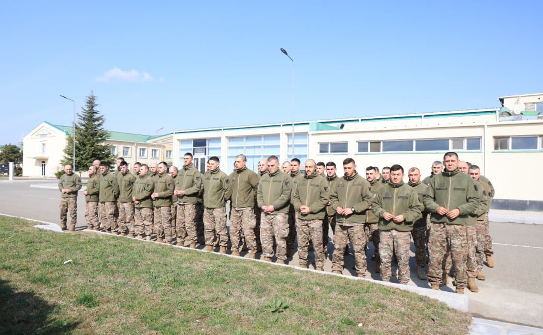 <p style="text-align: justify">დავით აღმაშენებლის სახელობის ეროვნული თავდაცვის აკადემიაში მდებარე წმ. დავით აღმაშენებლის სახელობის ტაძარში აკადემიის კაპელანმა დეკანოზმა გიორგი გაბლიშვილმა სრულიად საქართველოს კათოლიკოს-პატრიარქის სულის მოსახსენებელი პანაშვიდი გადაიხადა, რომელსაც აკადემიის ხელმძღვანელი პირები, პირადი შემადგენლობა და იუნკერ/მსმენელები დაესწრნენ.</p><p style="text-align: justify">"უწმინდესი და უნეტარესი ათწლეულების განმავლობაში წარმოადგენდა ჩვენი ქვეყნის სულიერი სიმტკიცისა და ერთიანობის სიმბოლოს. მისი წვლილი განსაკუთრებულად მნიშვნელოვანია ჩვენი სამშობლოს სულიერი აღორძინების, ეროვნული და სახელმწიფოებრივი თვითმყოფადობის შენარჩუნების საქმეში.</p><p style="text-align: justify">ფასდაუდებელია მისი ღვაწლი ქართული ჯარისა და მხედრობის სულიერი გაძლიერებისა და განმტკიცების საქმეში. იგი ყოველთვის განსაკუთრებული სიყვარულით ლოცავდა სამშობლოს მცველებს და გვასწავლიდა სამშობლოს სიყვარულს, თავდადებასა და ერთგულებას“, - განაცხადა აკადემიის მეთაურმა, ბრიგადის გენერალმა მამია ბალახაძემ.</p>