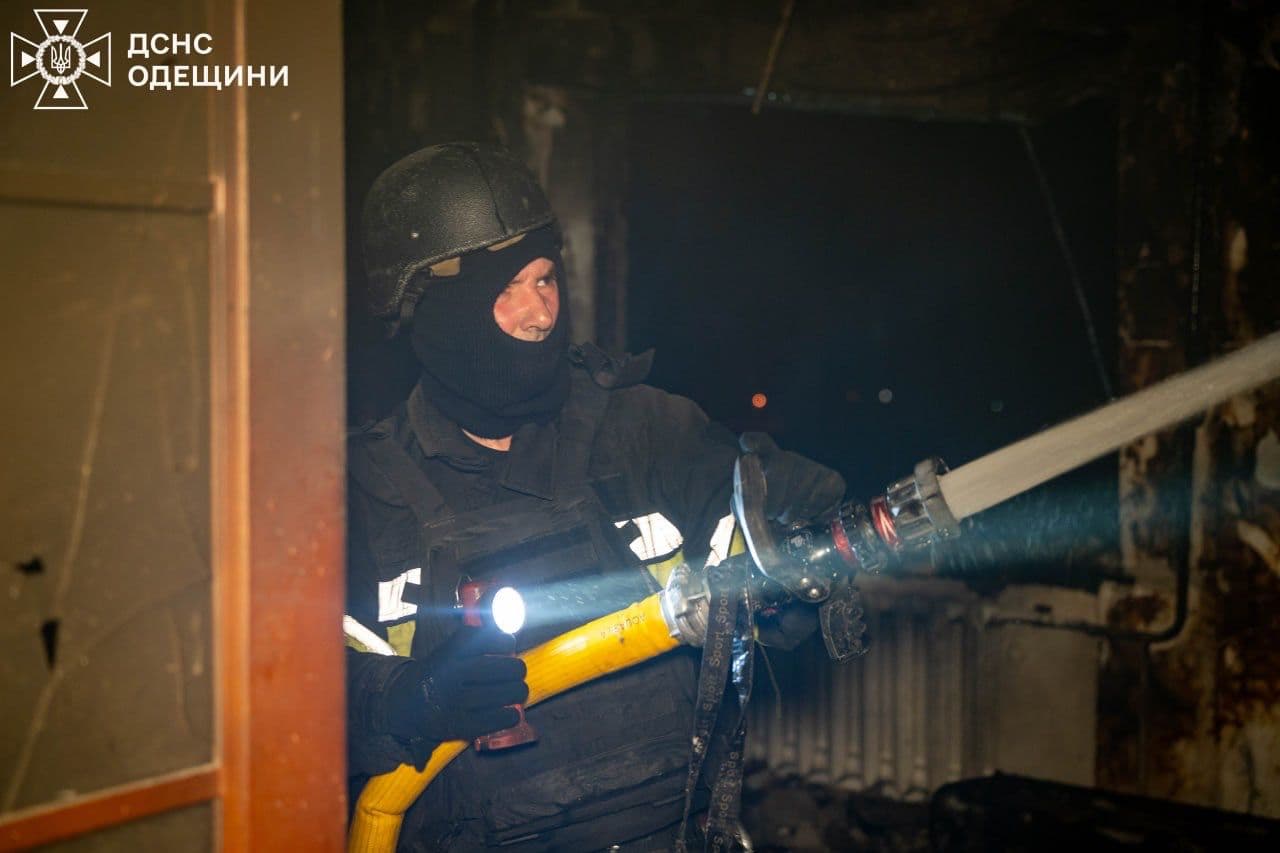 <p style="text-align: justify">28 მარტის ღამეს, რუსულმა ძალებმა ოდესაში 60-ზე მეტი თავდასხმის დრონი გაუშვეს, არის მსხვერპლი, არიან დაშავებულები და სერიოზული ზარალი, - ამის შესახებ უკრაინის პრეზიდენტმა ვოლოდიმირ ზელენსკიმ განაცხადა.</p><p style="text-align: justify">"დღეს ღამით რუსებმა ოდესაზე მასშტაბური დარტყმა განახორციელეს. ამ დარტყმას არანაირი სამხედრო მიზანი არ ჰქონია; ეს იყო ტერორი ჩვეულებრივი მშვიდობიანი მოსახლეობის წინააღმდეგ. ქალაქზე ამ დარტყმის დროს 60-ზე მეტი თავდასხმის დრონი იქნა გამოყენებული. სამწუხაროდ, ზიანი დიდია", - წერს ზელენსკი.</p><p style="text-align: justify">მისივე თქმით, დაზიანებული ობიექტებს შორისაა სამშობიარო სახლი, საცხოვრებელი შენობები, ბიზნესები, პორტი და კრიტიკული ინფრასტრუქტურა. სამსახურები აგრძელებენ ფუნქციონირებას და საჭიროების შემთხვევაში დახმარებას უწევენ.</p><p style="text-align: justify">"სამწუხაროდ, ამ დროისთვის ცნობილია ორი ადამიანის დაღუპვის შესახებ. ვუსამძიმრებ ოჯახებსა და მეგობრებს. ათზე მეტი ადამიანი დაშავდა, მათ შორის ერთი ბავშვი“, - განაცხადა უკრაინის პრეზიდენტმა.</p><p style="text-align: justify">ღამით ასევე დარტყმები განხორციელდა პოლტავას და დნეპროპეტროვსკის ოლქებში.</p><p style="text-align: justify">ზელენსკის თქმით, თითოეული ასეთი დარტყმა ადასტურებს, რომ რუსეთს არ სურს ომის დასრულება. ამიტომ, მასზე ზეწოლის ნებისმიერი შემსუბუქება სახიფათოა.</p><p style="text-align: justify">მისივე თქმით, ადამიანებისა და სიცოცხლის დასაცავად კოორდინირებული ძალისხმევა ხელს შეუწყობს უკრაინის თავდაცვასა და დიპლომატიას.</p><p style="text-align: justify">"მადლობა ყველა ჩვენს პარტნიორს, რომლებიც ჩვენთან ერთად მუშაობენ და მხარს უჭერენ ჩვენს ხალხს. ჩვენ ყველასთან ვმუშაობთ, რათა ჩვენს ქვეყანას მივცეთ მეტი ძალა და შესაძლებლობები, რომ დაიცვას სიცოცხლე უკრაინაში - ჩვენი ქალაქები და სოფლები, ჩვენი ინფრასტრუქტურა - ყოველდღე და ყოველ ღამე. ერთობლივი თავდაცვა და კოორდინირებული მოქმედება საუკეთესოდ იმუშავებს“, - განაცხადა ზელენსკიმ.</p><p style="text-align: justify">28 მარტის ღამეს რუსეთმა კვლავ დაარტყა ოდესას. დრონების გამოყენებით, მტერმა ქალაქის სამოქალაქო ინფრასტრუქტურა დაბომბა. არიან დაშავებულები, მათ შორის ერთი ბავშვი. პრიმორსკის რაიონში სამშობიარო სახლის სახურავზე დარტყმა დაფიქსირდა. წინასწარი ინფორმაციით, პერსონალმა და პაციენტებმა თავშესაფარში ჩასვლა მოახერხეს, რამაც უფრო სერიოზული დაზიანებების და მსხვერპლის თავიდან აცილება გახადა შესაძლებელი.</p><p style="text-align: justify">თავდასხმის შედეგად ასევე ნაწილობრივ განადგურდა მრავალსართულიანი შენობის მეოთხე და მეხუთე სართულებს შორის ჭერი. აფეთქების ტალღამ რაიონის მასშტაბით საცხოვრებელი კორპუსების ფანჯრები ჩაამსხვრია, რამაც დამატებითი ზიანი მიაყენა. გარდა ამისა, ხანძარი გაჩნდა კერძო სექტორის საცხოვრებელ შენობებში.</p><p>&nbsp;</p>