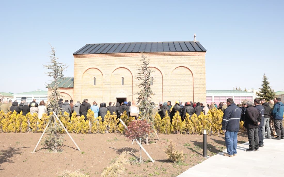 <p style="text-align: justify">დავით აღმაშენებლის სახელობის ეროვნული თავდაცვის აკადემიაში მდებარე წმ. დავით აღმაშენებლის სახელობის ტაძარში აკადემიის კაპელანმა დეკანოზმა გიორგი გაბლიშვილმა სრულიად საქართველოს კათოლიკოს-პატრიარქის სულის მოსახსენებელი პანაშვიდი გადაიხადა, რომელსაც აკადემიის ხელმძღვანელი პირები, პირადი შემადგენლობა და იუნკერ/მსმენელები დაესწრნენ.</p><p style="text-align: justify">"უწმინდესი და უნეტარესი ათწლეულების განმავლობაში წარმოადგენდა ჩვენი ქვეყნის სულიერი სიმტკიცისა და ერთიანობის სიმბოლოს. მისი წვლილი განსაკუთრებულად მნიშვნელოვანია ჩვენი სამშობლოს სულიერი აღორძინების, ეროვნული და სახელმწიფოებრივი თვითმყოფადობის შენარჩუნების საქმეში.</p><p style="text-align: justify">ფასდაუდებელია მისი ღვაწლი ქართული ჯარისა და მხედრობის სულიერი გაძლიერებისა და განმტკიცების საქმეში. იგი ყოველთვის განსაკუთრებული სიყვარულით ლოცავდა სამშობლოს მცველებს და გვასწავლიდა სამშობლოს სიყვარულს, თავდადებასა და ერთგულებას“, - განაცხადა აკადემიის მეთაურმა, ბრიგადის გენერალმა მამია ბალახაძემ.</p>