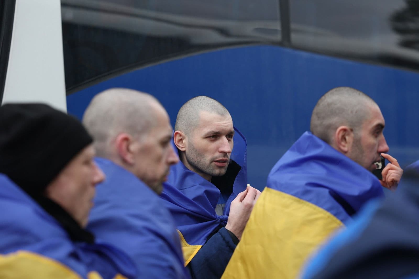 <p style="text-align: justify">დღეს, 5 მარტს, უკრაინამ რუსული ტყვეობიდან 200 დამცველი დააბრუნა. ხვალ კიდევ ერთი გაცვლა იგეგმება, რომლის ფარგლებშიც სახლში კიდევ უფრო მეტი სამხედრო ტყვე დაბრუნდება, საუბარია 300 სამხედროზე.</p><p style="text-align: justify">დაბრუნებულთა შორის არიან უკრაინის შეიარაღებული ძალების სამხედრო მოსამსახურეები, მათ შორის საზღვაო ძალების, სახმელეთო ჯარების, ტერიტორიული თავდაცვის, უპილოტო სისტემების ძალების, საჰაერო-სადესანტო თავდასხმის დანაყოფების და სასაზღვრო ძალების, ასევე უკრაინის ეროვნული გვარდიის, სახელმწიფო სასაზღვრო სამსახურის და სახელმწიფო სპეციალური სატრანსპორტო სამსახურის წარმომადგენლები.</p><p style="text-align: justify">გათავისუფლებულთა შორის არიან მარიუპოლის დამცველები, რომლებიც ტყვეობაში თითქმის ოთხი წლის განმავლობაში იმყოფებოდნენ.</p><p style="text-align: justify">გათავისუფლებული სამხედრო მოსამსახურეები ქვეყანას დონეცკის, ლუგანსკის, ხარკოვისა და ზაპოროჟიეს მიმართულებაზე იცავდნენ. ჯარისკაცებისა და სერჟანტების გარდა, ოფიცრებიც გაათავისუფლეს.</p><p style="text-align: justify">ომბუდსმენ დმიტრო ლუბინეცის თქმით, გათავისუფლებული პირებიდან ყველაზე უფროსი 59 წლისაა, ყველაზე ახალგაზრდა - 27 წლის.</p><p style="text-align: justify">ომბუდსმენმა ასევე განაცხადა, რომ ბევრი მათგანი რთულ ფსიქოლოგიურ მდგომარეობაშია. ზოგიერთს კრიტიკულად დაბალი წონა აქვს.</p><p style="text-align: justify">სრულმასშტაბიანი შეჭრის დაწყებიდან უკრაინაში სულ 6,622 მოქალაქე დაბრუნდა.</p>