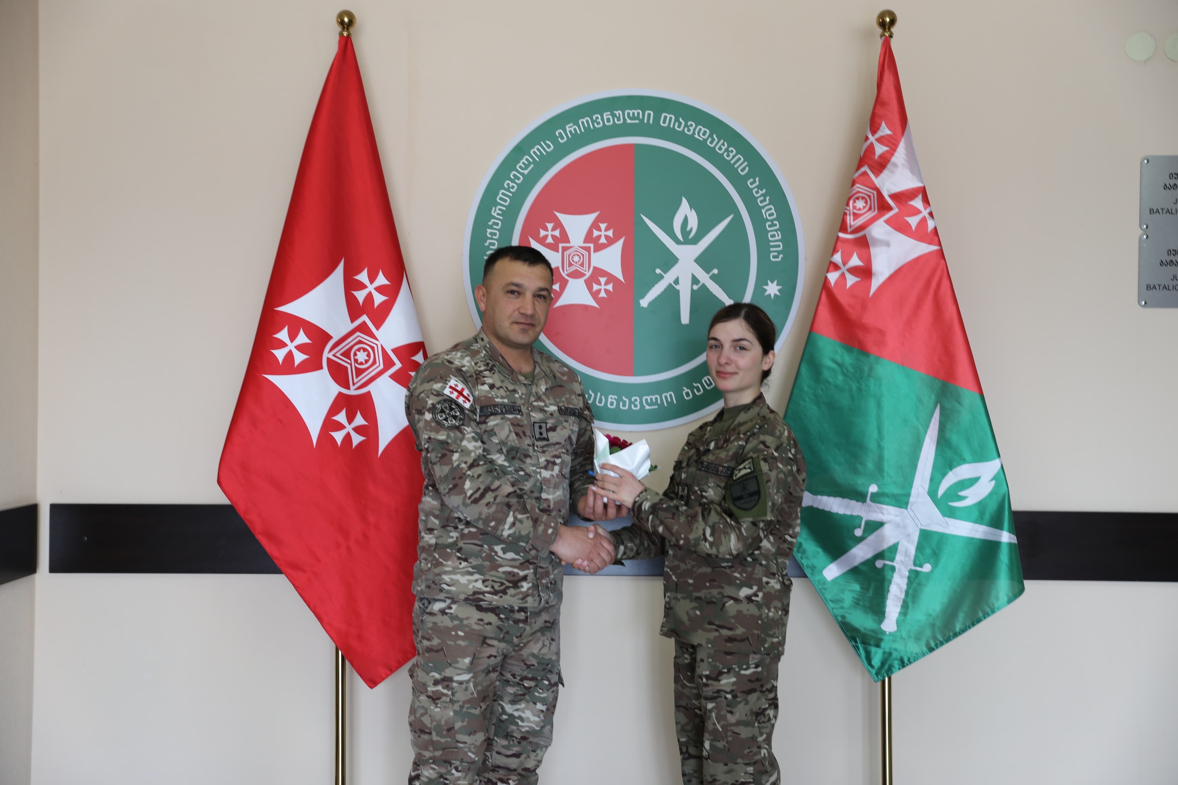 <p style="text-align: justify">ეროვნული თავდაცვის აკადემიაში დედის დღისა და ქალთა საერთაშორისო დღისადმი მიძღვნილი ღონისძიება გაიმართა.</p><p style="text-align: justify">აკადემიის მმართველმა რგოლმა, სტრუქტურული ერთეულების ხელმძღვანელ პირებთან ერთად, ქალთა პერსონალს, იუნკერებს და მსმენელ გოგონებს დღესასწაულები მიულოცეს.</p><p style="text-align: justify">მილოცვის შემდეგ დამსწრე ქალბატონებს ყვავილების თაიგულები და მისალოცი ბარათები გადაეცათ.</p>