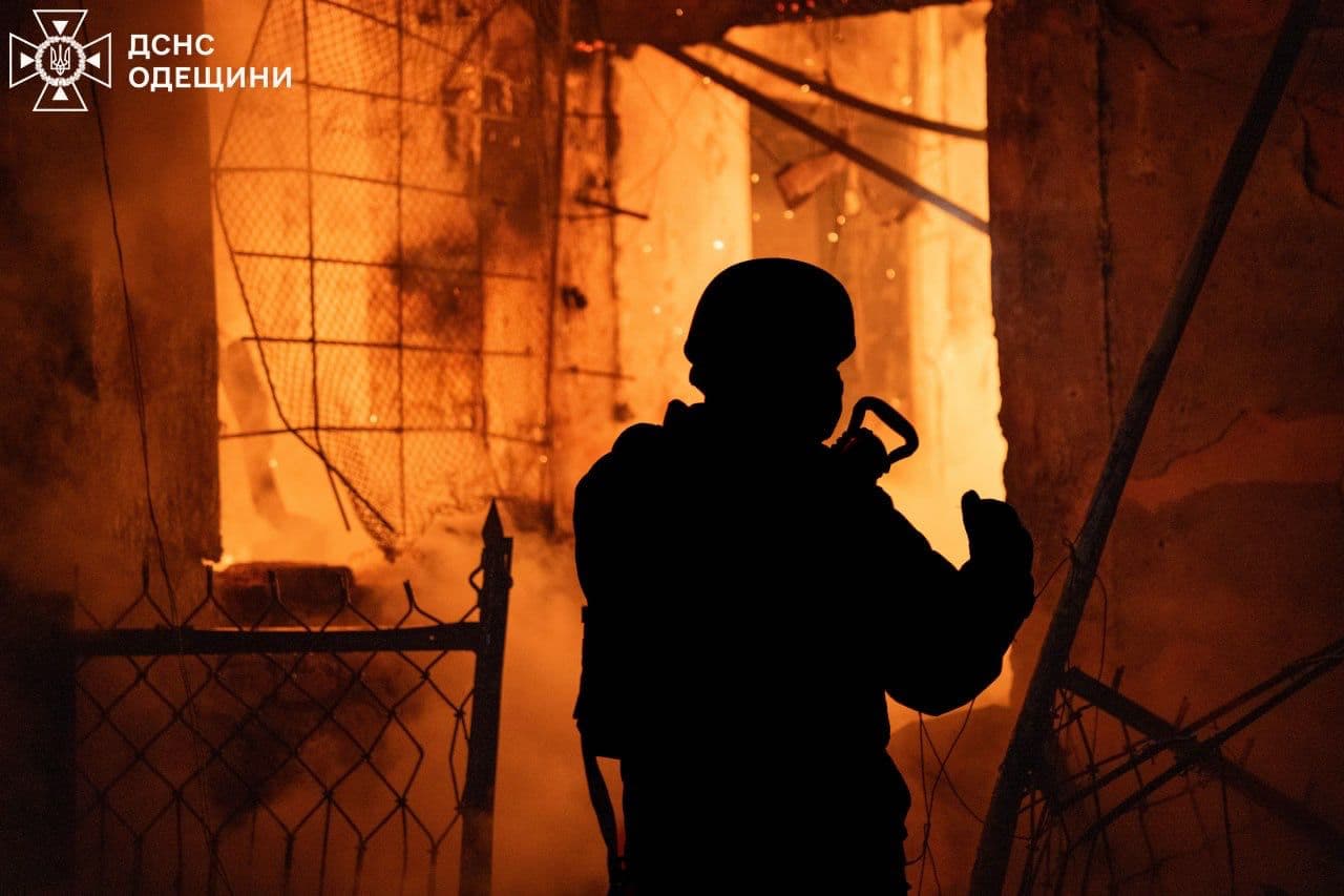 <p style="text-align: justify">28 მარტის ღამეს, რუსულმა ძალებმა ოდესაში 60-ზე მეტი თავდასხმის დრონი გაუშვეს, არის მსხვერპლი, არიან დაშავებულები და სერიოზული ზარალი, - ამის შესახებ უკრაინის პრეზიდენტმა ვოლოდიმირ ზელენსკიმ განაცხადა.</p><p style="text-align: justify">"დღეს ღამით რუსებმა ოდესაზე მასშტაბური დარტყმა განახორციელეს. ამ დარტყმას არანაირი სამხედრო მიზანი არ ჰქონია; ეს იყო ტერორი ჩვეულებრივი მშვიდობიანი მოსახლეობის წინააღმდეგ. ქალაქზე ამ დარტყმის დროს 60-ზე მეტი თავდასხმის დრონი იქნა გამოყენებული. სამწუხაროდ, ზიანი დიდია", - წერს ზელენსკი.</p><p style="text-align: justify">მისივე თქმით, დაზიანებული ობიექტებს შორისაა სამშობიარო სახლი, საცხოვრებელი შენობები, ბიზნესები, პორტი და კრიტიკული ინფრასტრუქტურა. სამსახურები აგრძელებენ ფუნქციონირებას და საჭიროების შემთხვევაში დახმარებას უწევენ.</p><p style="text-align: justify">"სამწუხაროდ, ამ დროისთვის ცნობილია ორი ადამიანის დაღუპვის შესახებ. ვუსამძიმრებ ოჯახებსა და მეგობრებს. ათზე მეტი ადამიანი დაშავდა, მათ შორის ერთი ბავშვი“, - განაცხადა უკრაინის პრეზიდენტმა.</p><p style="text-align: justify">ღამით ასევე დარტყმები განხორციელდა პოლტავას და დნეპროპეტროვსკის ოლქებში.</p><p style="text-align: justify">ზელენსკის თქმით, თითოეული ასეთი დარტყმა ადასტურებს, რომ რუსეთს არ სურს ომის დასრულება. ამიტომ, მასზე ზეწოლის ნებისმიერი შემსუბუქება სახიფათოა.</p><p style="text-align: justify">მისივე თქმით, ადამიანებისა და სიცოცხლის დასაცავად კოორდინირებული ძალისხმევა ხელს შეუწყობს უკრაინის თავდაცვასა და დიპლომატიას.</p><p style="text-align: justify">"მადლობა ყველა ჩვენს პარტნიორს, რომლებიც ჩვენთან ერთად მუშაობენ და მხარს უჭერენ ჩვენს ხალხს. ჩვენ ყველასთან ვმუშაობთ, რათა ჩვენს ქვეყანას მივცეთ მეტი ძალა და შესაძლებლობები, რომ დაიცვას სიცოცხლე უკრაინაში - ჩვენი ქალაქები და სოფლები, ჩვენი ინფრასტრუქტურა - ყოველდღე და ყოველ ღამე. ერთობლივი თავდაცვა და კოორდინირებული მოქმედება საუკეთესოდ იმუშავებს“, - განაცხადა ზელენსკიმ.</p><p style="text-align: justify">28 მარტის ღამეს რუსეთმა კვლავ დაარტყა ოდესას. დრონების გამოყენებით, მტერმა ქალაქის სამოქალაქო ინფრასტრუქტურა დაბომბა. არიან დაშავებულები, მათ შორის ერთი ბავშვი. პრიმორსკის რაიონში სამშობიარო სახლის სახურავზე დარტყმა დაფიქსირდა. წინასწარი ინფორმაციით, პერსონალმა და პაციენტებმა თავშესაფარში ჩასვლა მოახერხეს, რამაც უფრო სერიოზული დაზიანებების და მსხვერპლის თავიდან აცილება გახადა შესაძლებელი.</p><p style="text-align: justify">თავდასხმის შედეგად ასევე ნაწილობრივ განადგურდა მრავალსართულიანი შენობის მეოთხე და მეხუთე სართულებს შორის ჭერი. აფეთქების ტალღამ რაიონის მასშტაბით საცხოვრებელი კორპუსების ფანჯრები ჩაამსხვრია, რამაც დამატებითი ზიანი მიაყენა. გარდა ამისა, ხანძარი გაჩნდა კერძო სექტორის საცხოვრებელ შენობებში.</p><p>&nbsp;</p>