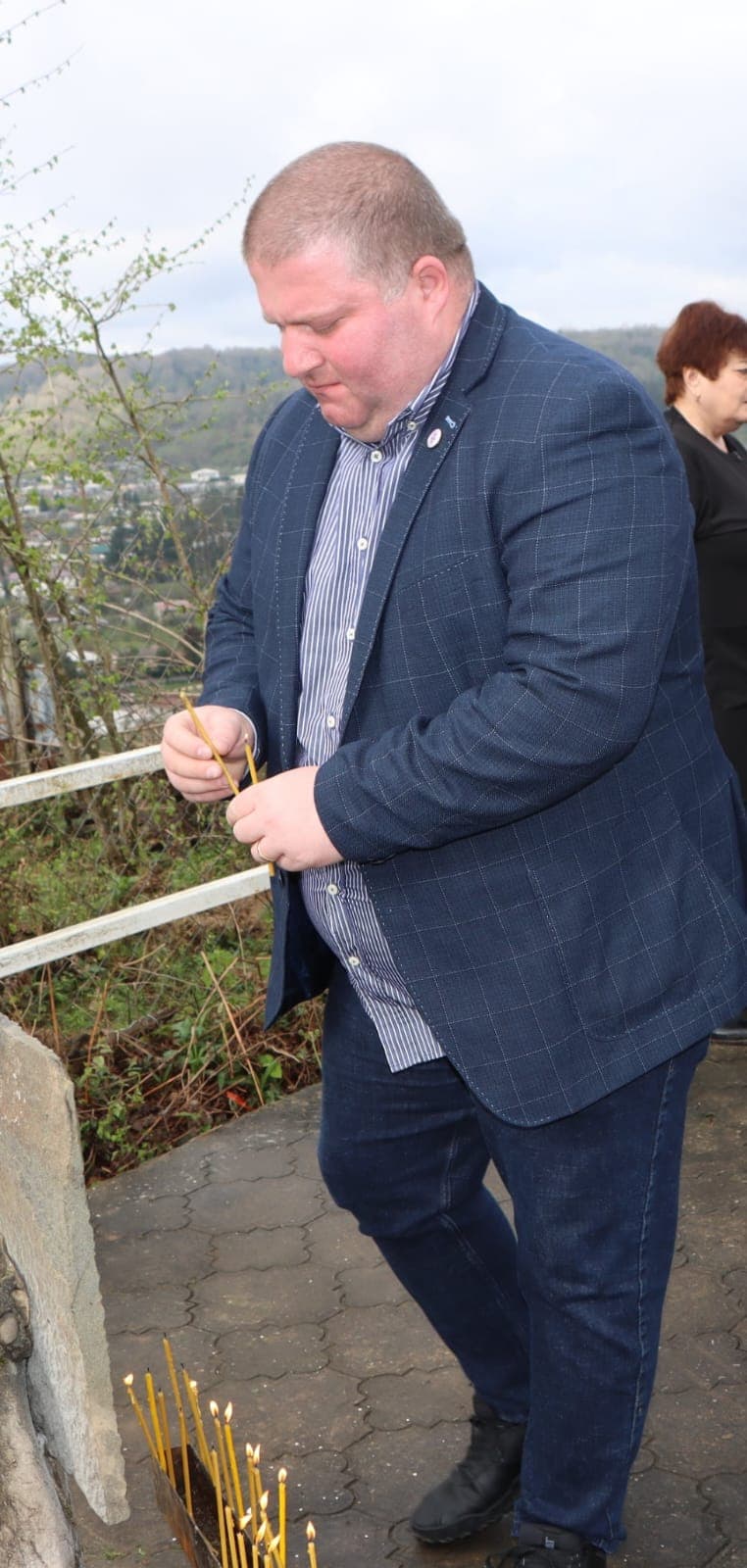 <p style="text-align: justify">31 მარტი საქართველოს დამოუკიდებლობის აღდგენის საკითხებზე ჩატარებული რეფერენდუმისა &nbsp;და საქართველოს პირველი პრეზიდენტის ზვიად გამსახურდიას დაბადების დღეა.</p><p style="text-align: justify">ამ დღესთან დაკავშირებით, წალენჯიხის მუნიციპალიტეტში ზვიად გამსახურდიას ბიუსტი და ზვიადის სახელობის გორა ადგილობრივი ხელისუფლების წარმომადგენლებმა და სხვადასხვა სტრუქტურული ერთეულების ხელმძღვანელებმა ყვავილებით შეამკეს.&nbsp;</p><p style="text-align: justify">ნაგურუს წმინდა გიორგის სახელობის &nbsp;ტაძრის წინამძღვარმა დეკანოზმა ილია სარიამ პირველი პრეზიდენტის სულის მოსახსენებელი პანაშვიდი გადაიხადა.</p><p style="text-align: justify">35 წლის წინ, 1991 წლის 31 მარტს, პირველი პრეზიდენტის ზვიად გამსახურდიას გადაწყვეტილებით, საყოველთაო რეფერენდუმი ჩატარდა.&nbsp;</p><p style="text-align: justify">1991 წლის 9 აპრილს კი საქართველოს რესპუბლიკის უზენაესმა საბჭომ სახელმწიფოებრივი დამოუკიდებლობის აღდგენა გამოაცხადა.</p><p style="text-align: justify">საქართველოს პირველ პრეზიდენტს, მწერალს, მთარგმნელს, დისიდენტს, ფილოლოგიის მეცნიერებათა დოქტორს, საქართველოს ეროვნულ გმირს ზვიად გამსახურდიას დღეს, 87 წელი შეუსრულდებოდა.</p>