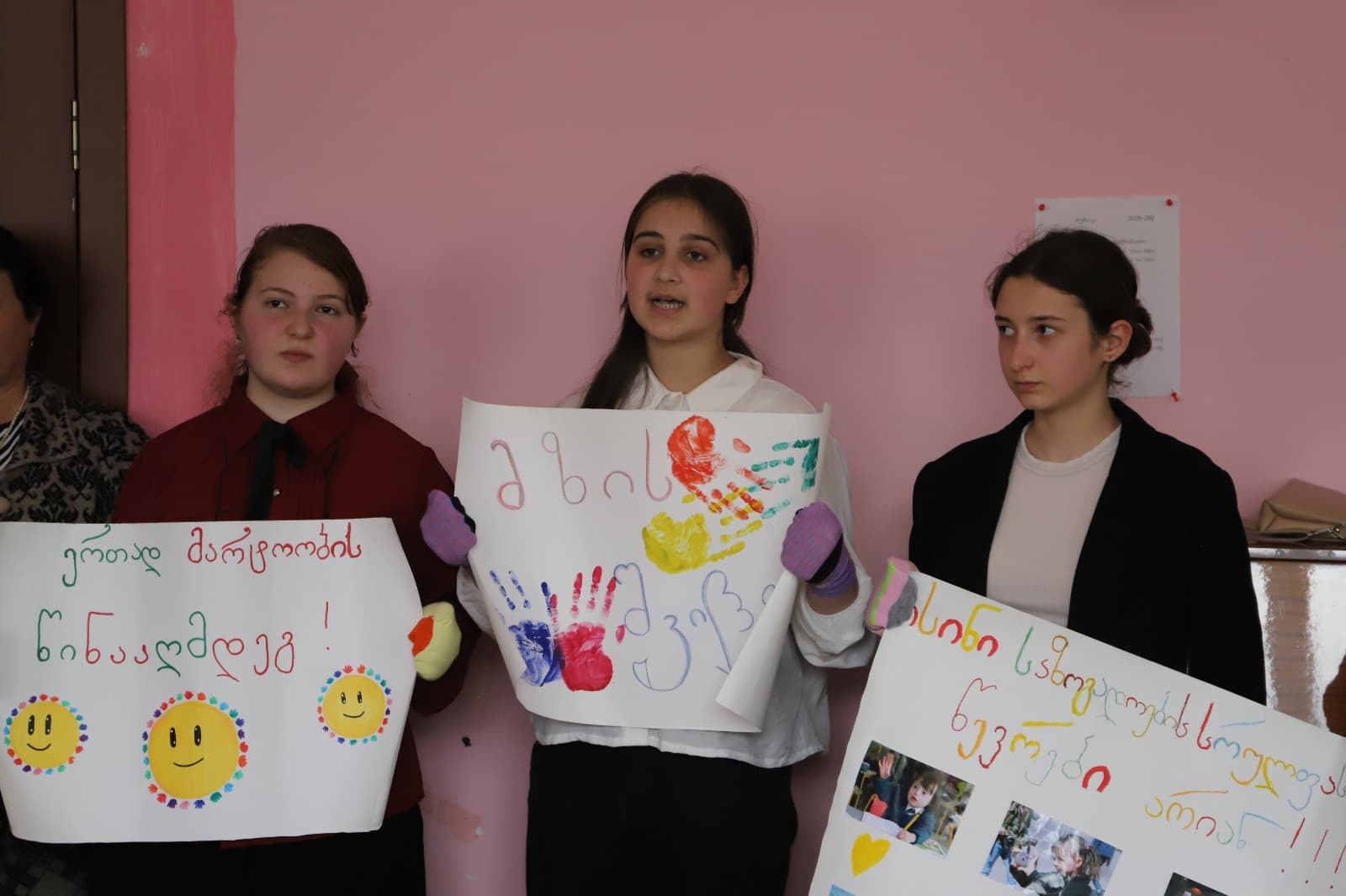 <p style="text-align: justify">თერჯოლის მუნიციპალიტეტის მერის მოადგილე მირზა ქოჩიაშვილი, საკრებულოს თავმჯდომარესთან სოსო ჩაფიჩაძესთან ერთად, მუნიციპალიტეტში არსებულ დღის ცენტრებში: „საპოვნელა“ და „მზის სხივი“ გამართულ ღონისძიებას დაესწრო.</p><p style="text-align: justify">ღონისძიება დაუნის სინდრომის მსოფლიო დღის კვირეულის ფარგლებში, მერიის განათლების,კულტურის,სპორტის და ახალგაზრდულ საქმეთა სამსახურის ორგანიზებით და კერძო სკოლა "მზეკაბანის” მოსწავლეების ჩართულობით ჩატარდა, სლოგანით „ერთად მარტოობის წინააღმდეგ“ .</p><p style="text-align: justify">ღონისძიებაზე გამოფენილი იყო სასწავლო-სარეაბილიტაციო დღის ცენტრების აღსაზრდელთა ნამუშევრები.</p><p style="text-align: justify">თვითმმართველობის ხელმძღვანელმა პირებმა აღნიშნულ დღის ცენტრებს, საწარმო „ბაბალეს“ პროდუქცია გადასცეს საჩუქრად.&nbsp;</p><p style="text-align: justify">ტრადიციულად, დღის ცენტრების ეზოში, აღსაზრდელების მიერ დაირგო ნერგები.</p><p style="text-align: justify">დღის ცენტრებში მოწყობილ ღონისძიებას ადგილობრივი ხელისუფლების წარმომადგენლები დაესწრნენ.</p>