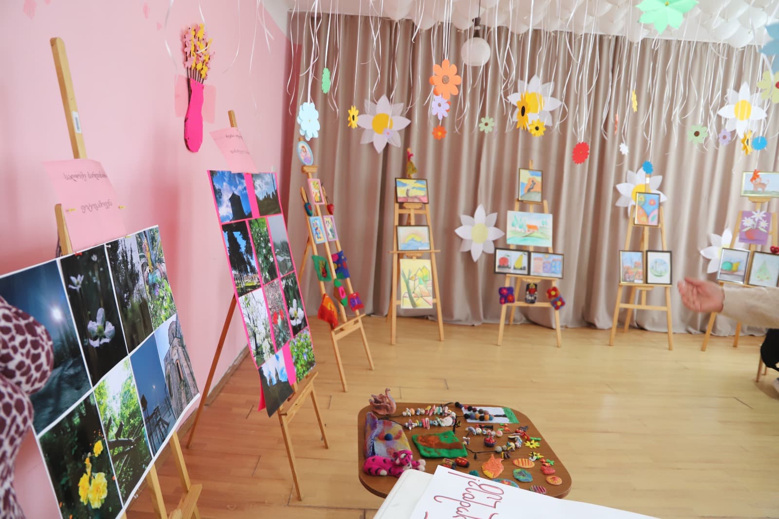 <p style="text-align: justify">თერჯოლის მუნიციპალიტეტის მერის მოადგილე მირზა ქოჩიაშვილი, საკრებულოს თავმჯდომარესთან სოსო ჩაფიჩაძესთან ერთად, მუნიციპალიტეტში არსებულ დღის ცენტრებში: „საპოვნელა“ და „მზის სხივი“ გამართულ ღონისძიებას დაესწრო.</p><p style="text-align: justify">ღონისძიება დაუნის სინდრომის მსოფლიო დღის კვირეულის ფარგლებში, მერიის განათლების,კულტურის,სპორტის და ახალგაზრდულ საქმეთა სამსახურის ორგანიზებით და კერძო სკოლა "მზეკაბანის” მოსწავლეების ჩართულობით ჩატარდა, სლოგანით „ერთად მარტოობის წინააღმდეგ“ .</p><p style="text-align: justify">ღონისძიებაზე გამოფენილი იყო სასწავლო-სარეაბილიტაციო დღის ცენტრების აღსაზრდელთა ნამუშევრები.</p><p style="text-align: justify">თვითმმართველობის ხელმძღვანელმა პირებმა აღნიშნულ დღის ცენტრებს, საწარმო „ბაბალეს“ პროდუქცია გადასცეს საჩუქრად.&nbsp;</p><p style="text-align: justify">ტრადიციულად, დღის ცენტრების ეზოში, აღსაზრდელების მიერ დაირგო ნერგები.</p><p style="text-align: justify">დღის ცენტრებში მოწყობილ ღონისძიებას ადგილობრივი ხელისუფლების წარმომადგენლები დაესწრნენ.</p>