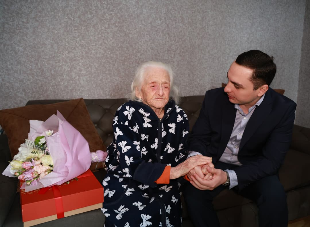 გიორგი ჯინჭარაძემ 100 წელს გადაცილებულ დევნილ ქალბატონებს ქალთა დღესასწაულები მიულოცა
