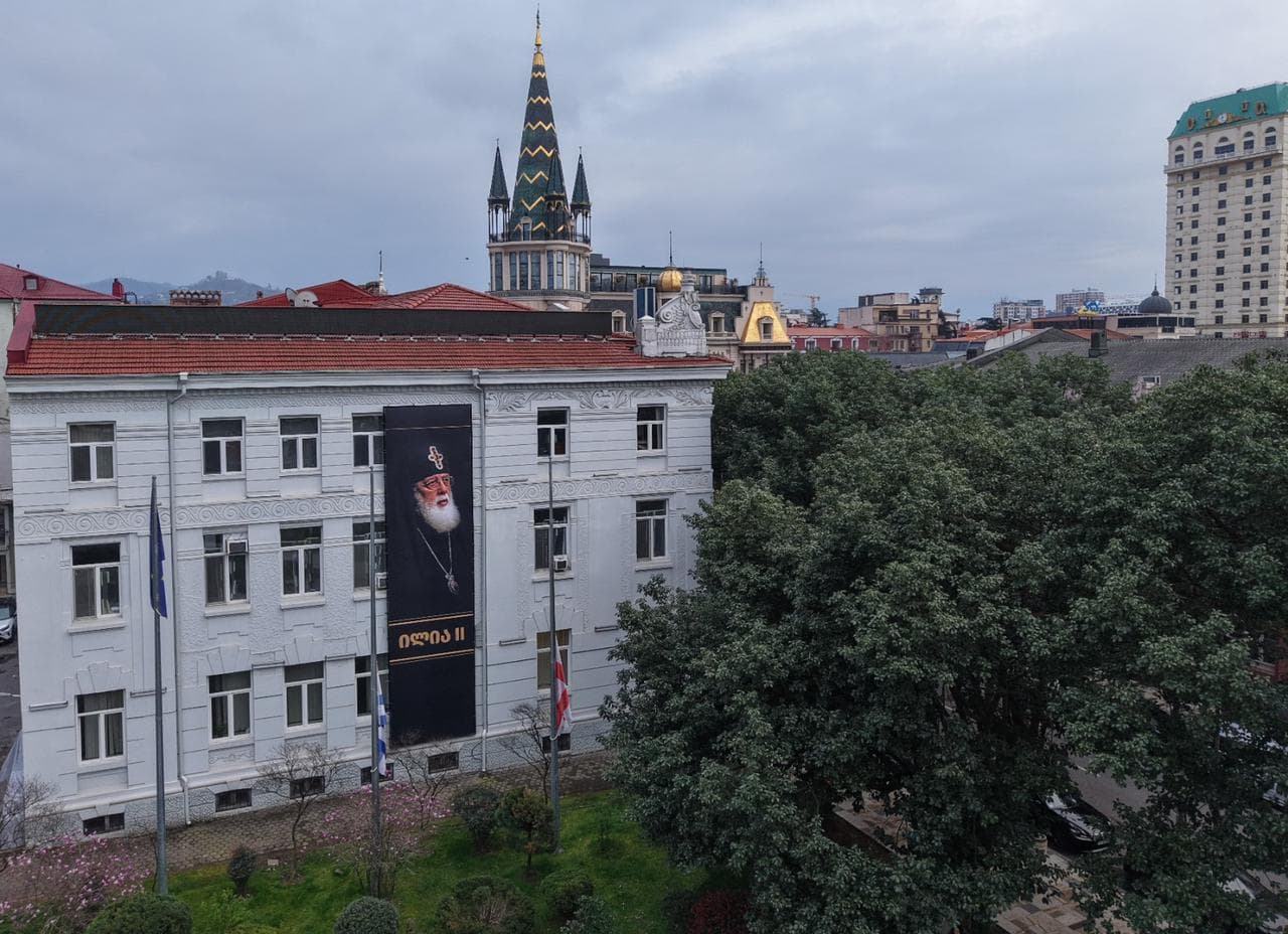 აჭარის მთავრობის შენობაზე საქართველოს კათოლიკოს-პატრიარქის ილია მეორის ფოტო განთავსდა