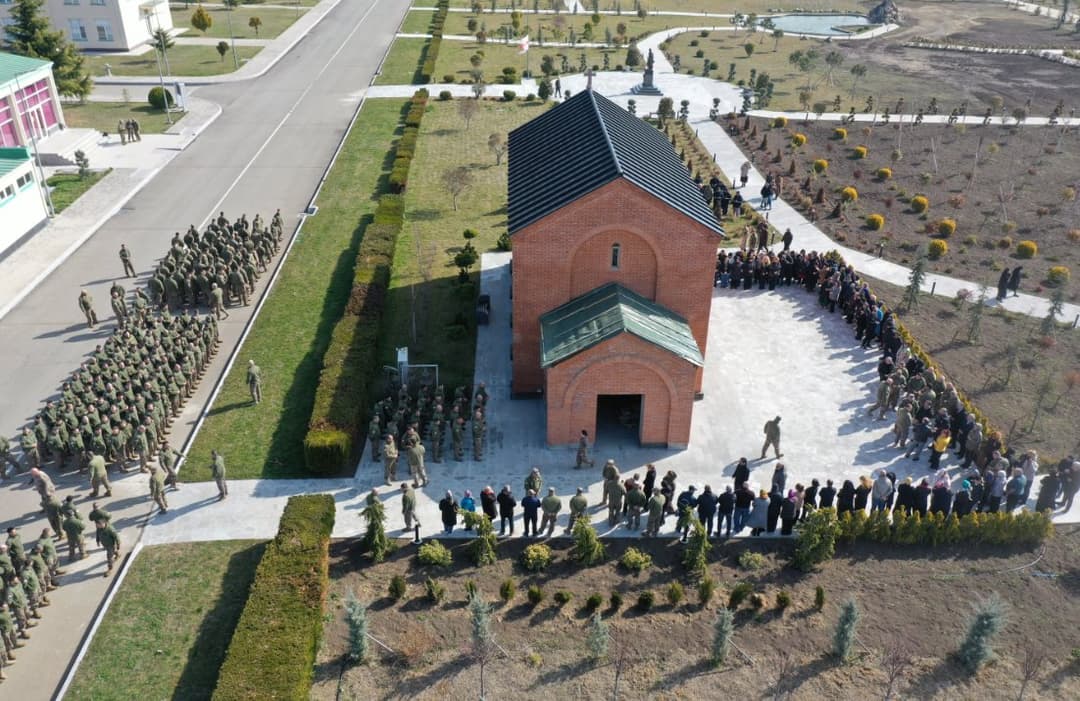 ეროვნული თავდაცვის აკადემიაში მდებარე ტაძარში პატრიარქის სულის მოსახსენებელი პანაშვიდი გადაიხადეს