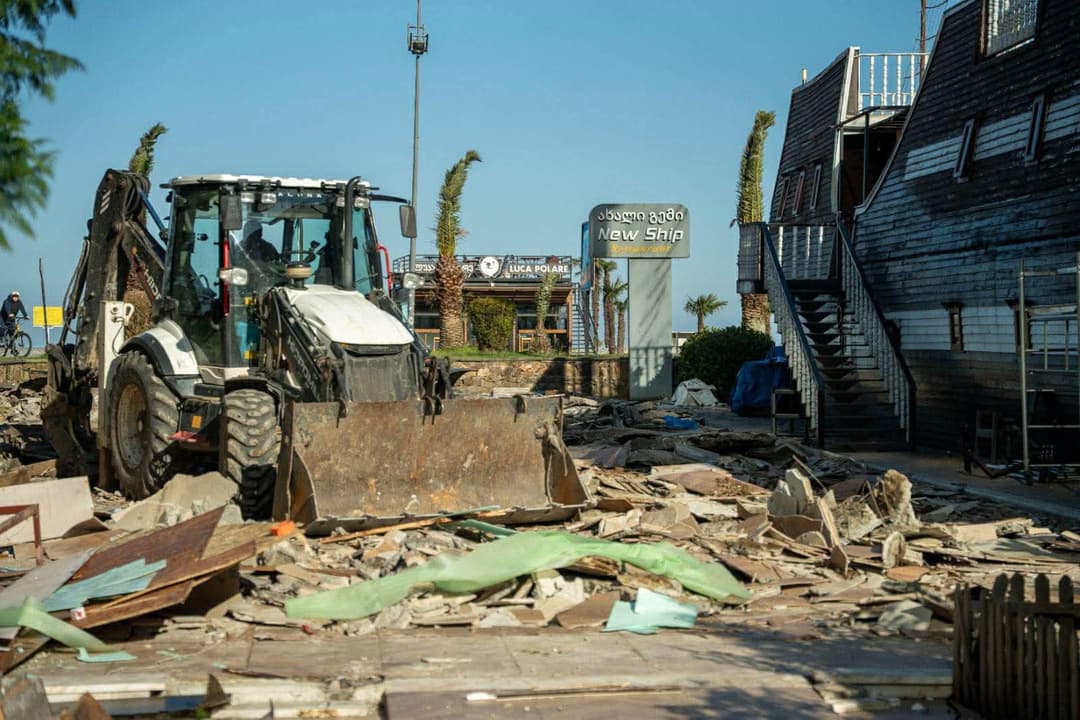 ბათუმის მერია - ბულვარში კიდევ ერთი უნებართვო კაფე-ბარის დემონტაჟი დასრულდა