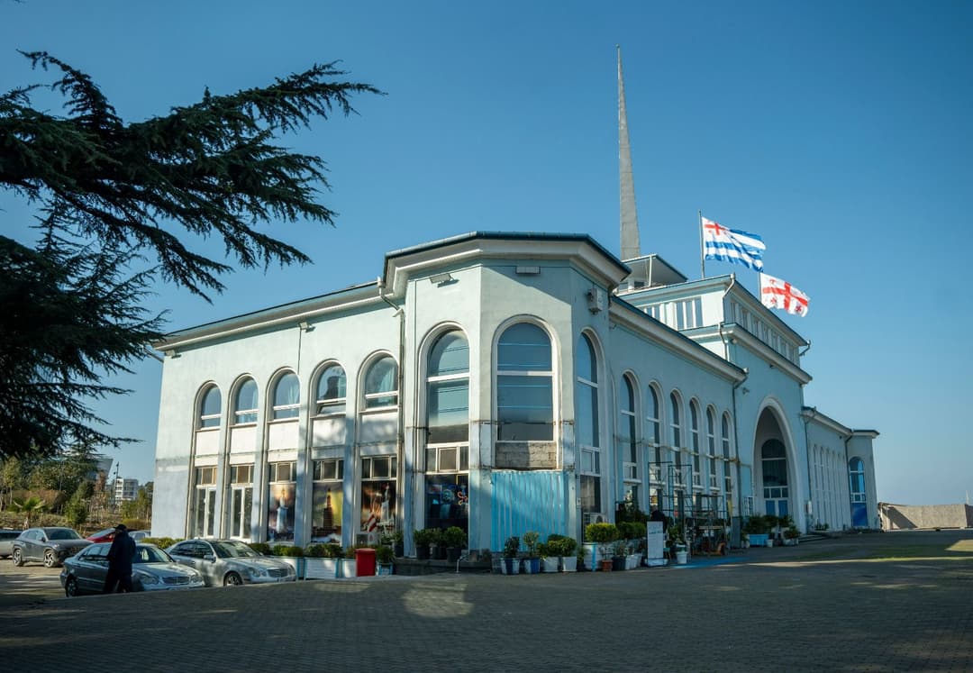 ბათუმის მერია - საზღვაო ნავსადგურის შენობაზე უნებართვოდ მიშენებული კაფე-ბარის დემონტაჟი დასრულდა