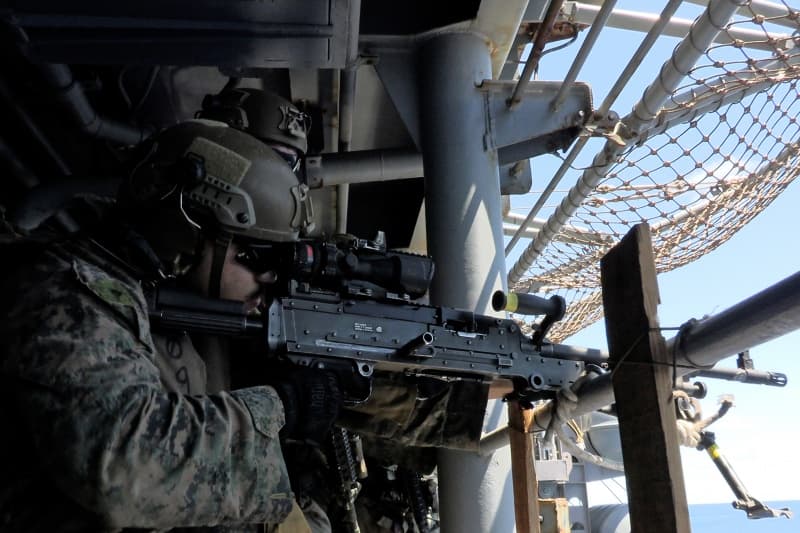 <p style="text-align: justify">აშშ-ის საზღვაო ქვეითები ახლო აღმოსავლეთში სადესანტო გემით ჩავიდნენ, რომელზეც ათასობით ჯარისკაცი იმყოფებოდა.</p><p style="text-align: justify">"ხომალდ USS Tripoli (LHA 7)-ის ბორტზე მყოფი ამერიკელი მეზღვაურები და საზღვაო ქვეითები აშშ-ის ცენტრალური სარდლობის პასუხისმგებლობის ზონაში 27 მარტს ჩავიდნენ“, - წერს ახლო აღმოსავლეთში აშშ-ის ცენტრალური სარდლობა სოციალურ ქსელში.</p><p style="text-align: justify">გემზე დაახლოებით 3500 მეზღვაური და საზღვაო ქვეითი იმყოფება, ასევე აღჭურვილია სატრანსპორტო და დარტყმითი ავიაციით, სადესანტო და ტაქტიკური საშუალებებით.</p><p style="text-align: justify">გუშინ აშშ-ის სახელმწიფო მდივანმა მარკო რუბიომ, განაცხადა, რომ სწრაფი მოგვარების იმედის მიუხედავად, შეერთებულ შტატებსა და ირანს შორის საომარი მოქმედებები მინიმუმ კიდევ 2-4 კვირა გაგრძელდება.</p><p style="text-align: justify">The Wall Street Journal-მა ცოტა ხნის წინ გაავრცელა ინფორმაცია, რომ პენტაგონი განიხილავს დამატებით 10 000 ჯარისკაცის გაგზავნას ახლო აღმოსავლეთში აშშ-ის პრეზიდენტ დონალდ ტრამპის სამხედრო შესაძლებლობების გასაფართოებლად.</p><p style="text-align: justify">Bloomberg-ის ცნობით, ტრამპის ადმინისტრაციას ამჟამად არ აქვს ირანში სახმელეთო შეჭრის გეგმები.</p><p>&nbsp;</p>