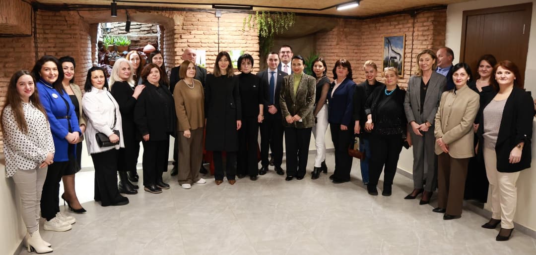 აფხაზეთის მთავრობის თავმჯდომარე აფხაზეთიდან დევნილ მეწარმე ქალებს შეხვდა